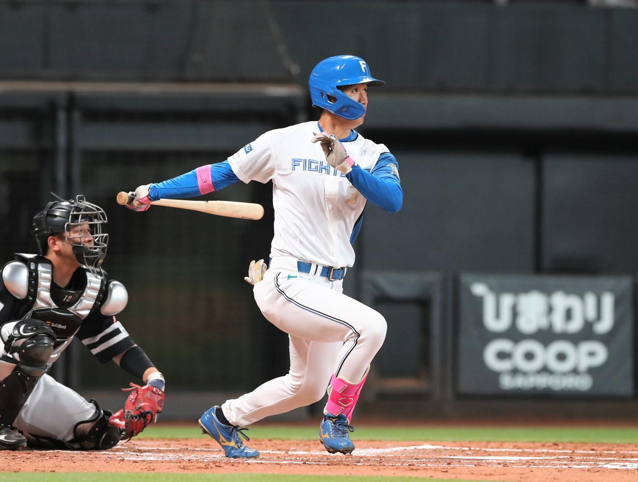 日本ハム対ソフトバンク　2回裏日本ハム無死、中前打を放つ加藤豪（撮影・黒川智章）