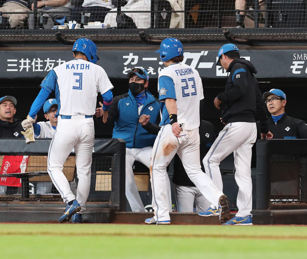 日本ハム対ソフトバンク　2回裏日本ハム1死一、三塁、水野の適時二塁打で生還した加藤豪（左手前）を出迎える新庄監督（撮影・佐藤翔太）