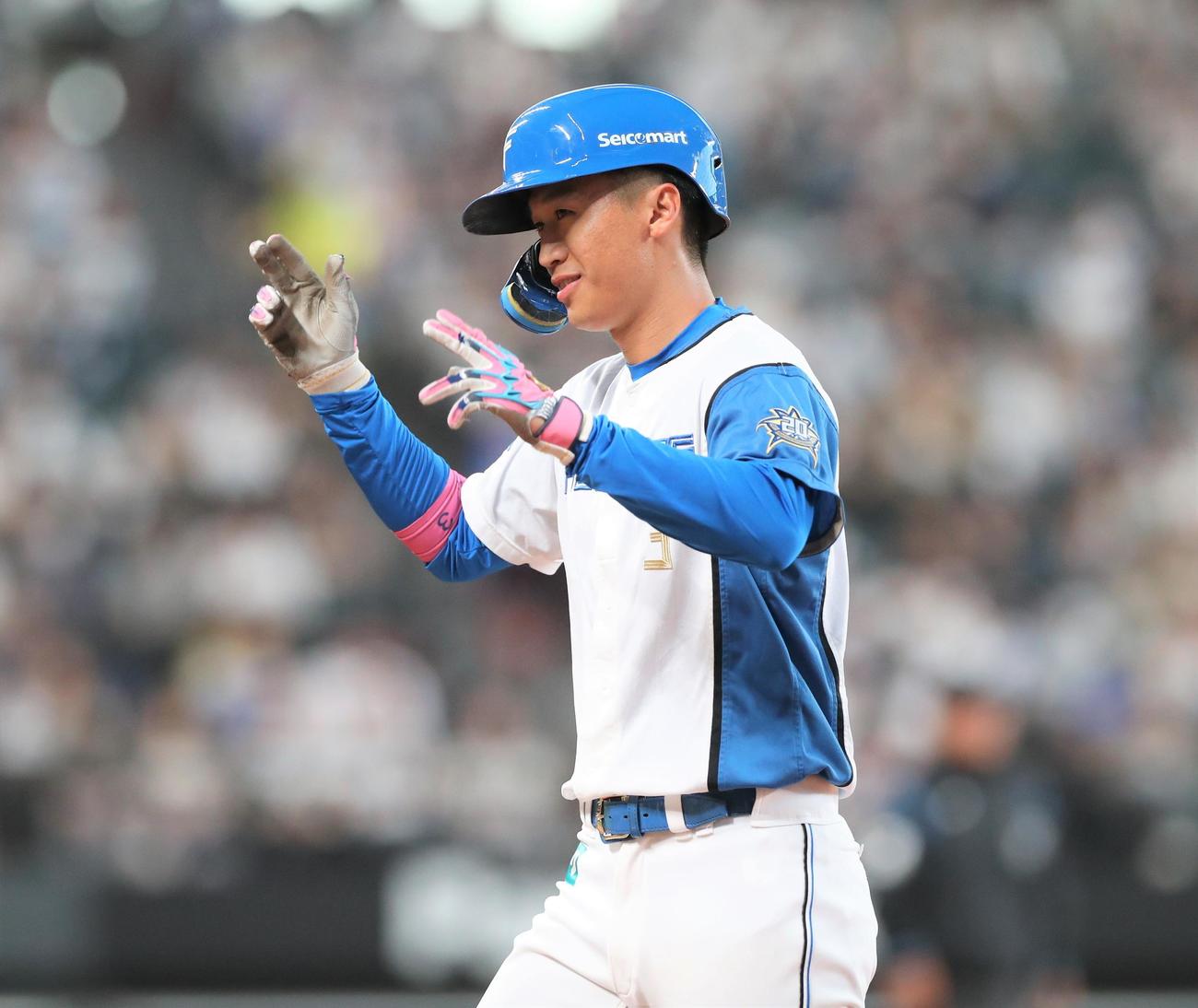 日本ハム対ソフトバンク　2回裏日本ハム無死、中前打を放ちポーズをとる加藤豪（撮影・黒川智章）
