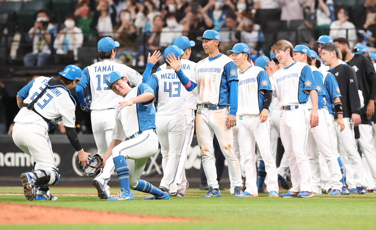 日本ハム対ソフトバンク　試合終了後、ナインを出迎える加藤豪（中央）（撮影・佐藤翔太）