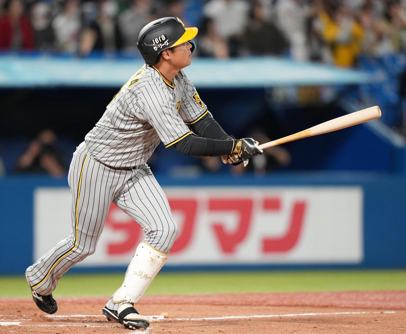 ヤクルト対阪神　4回表阪神1死、左中間にソロ本塁打を放つ大山（撮影・鈴木みどり）