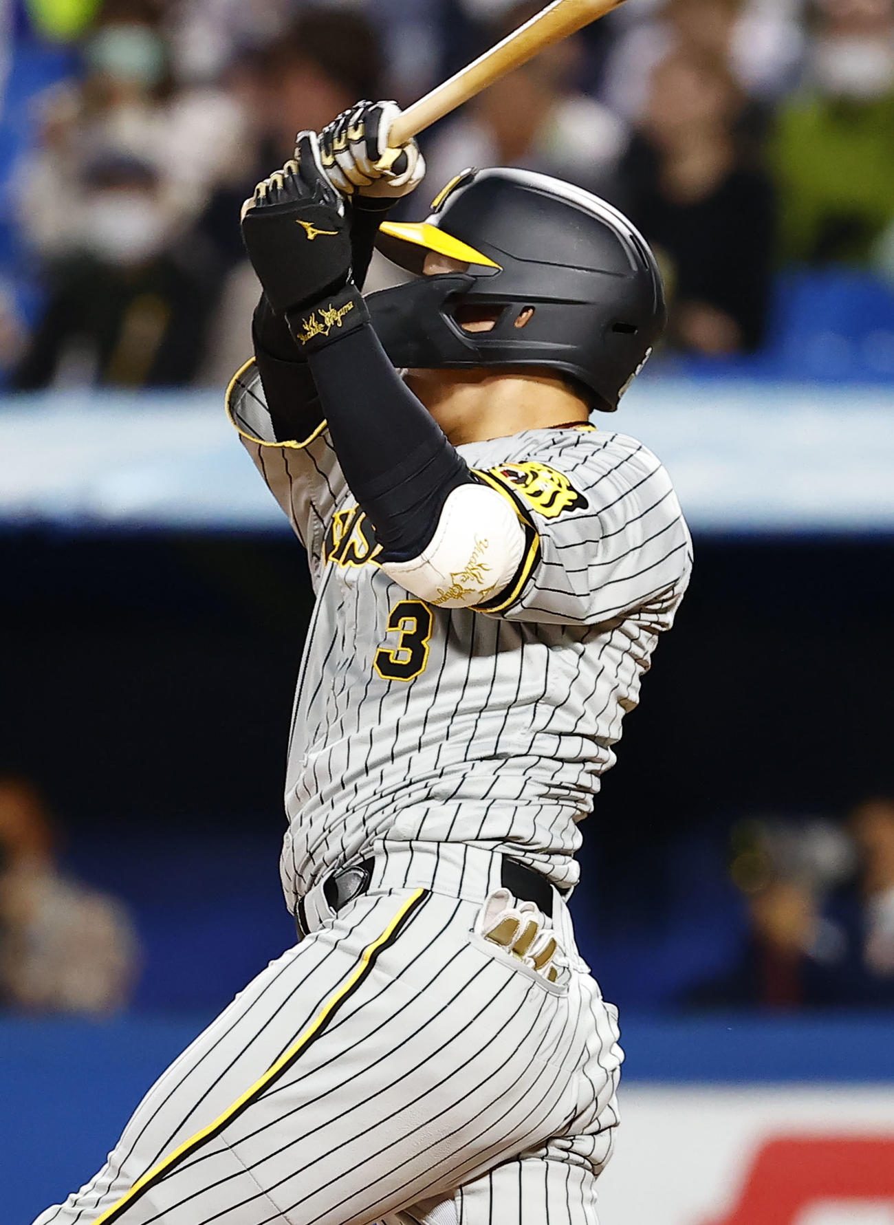 阪神対ヤクルト　4回表阪神1死、大山が左中間に本塁打を放つ（撮影・藤尾明華）
