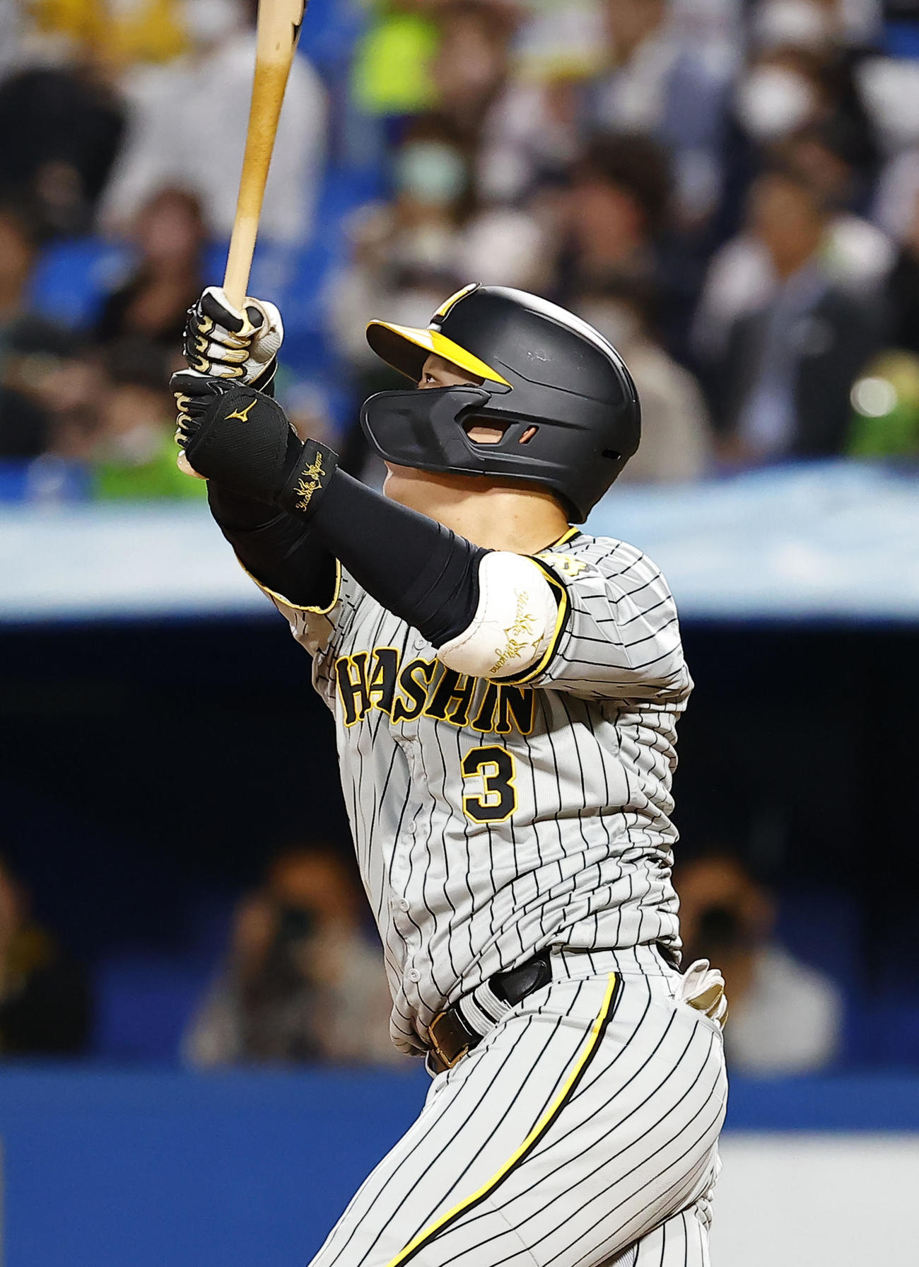 阪神対ヤクルト　4回表阪神1死、大山が左中間に本塁打を放つ（撮影・藤尾明華）