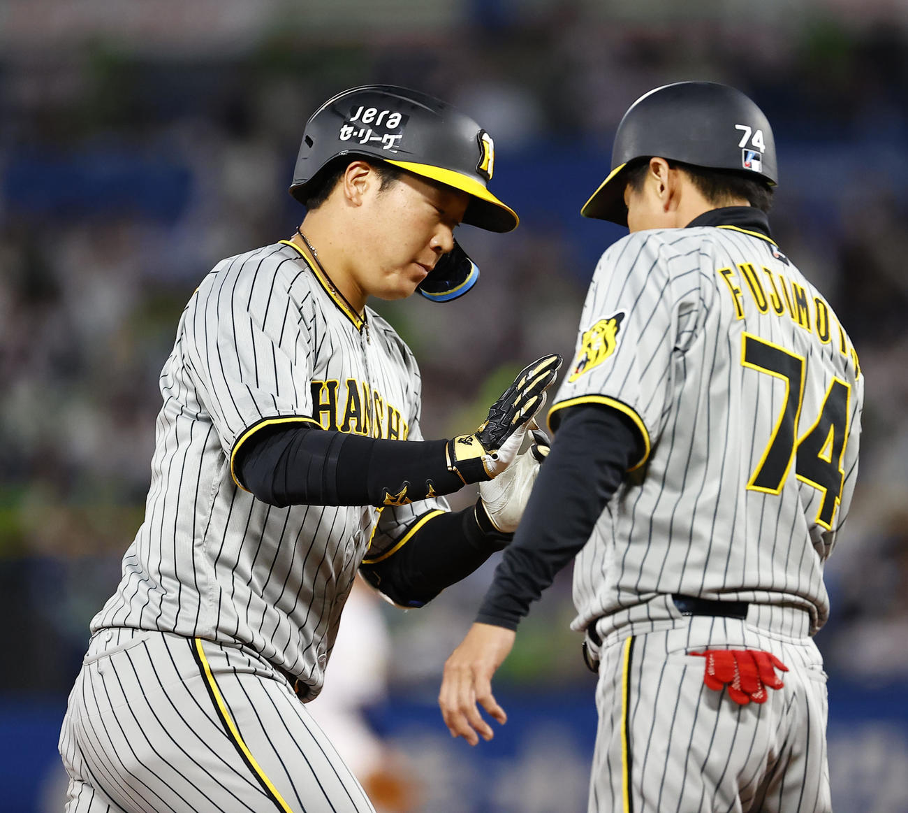 阪神対ヤクルト　4回表阪神1死、左中間にソロ本塁打を放ち三塁を回る大山（撮影・藤尾明華）