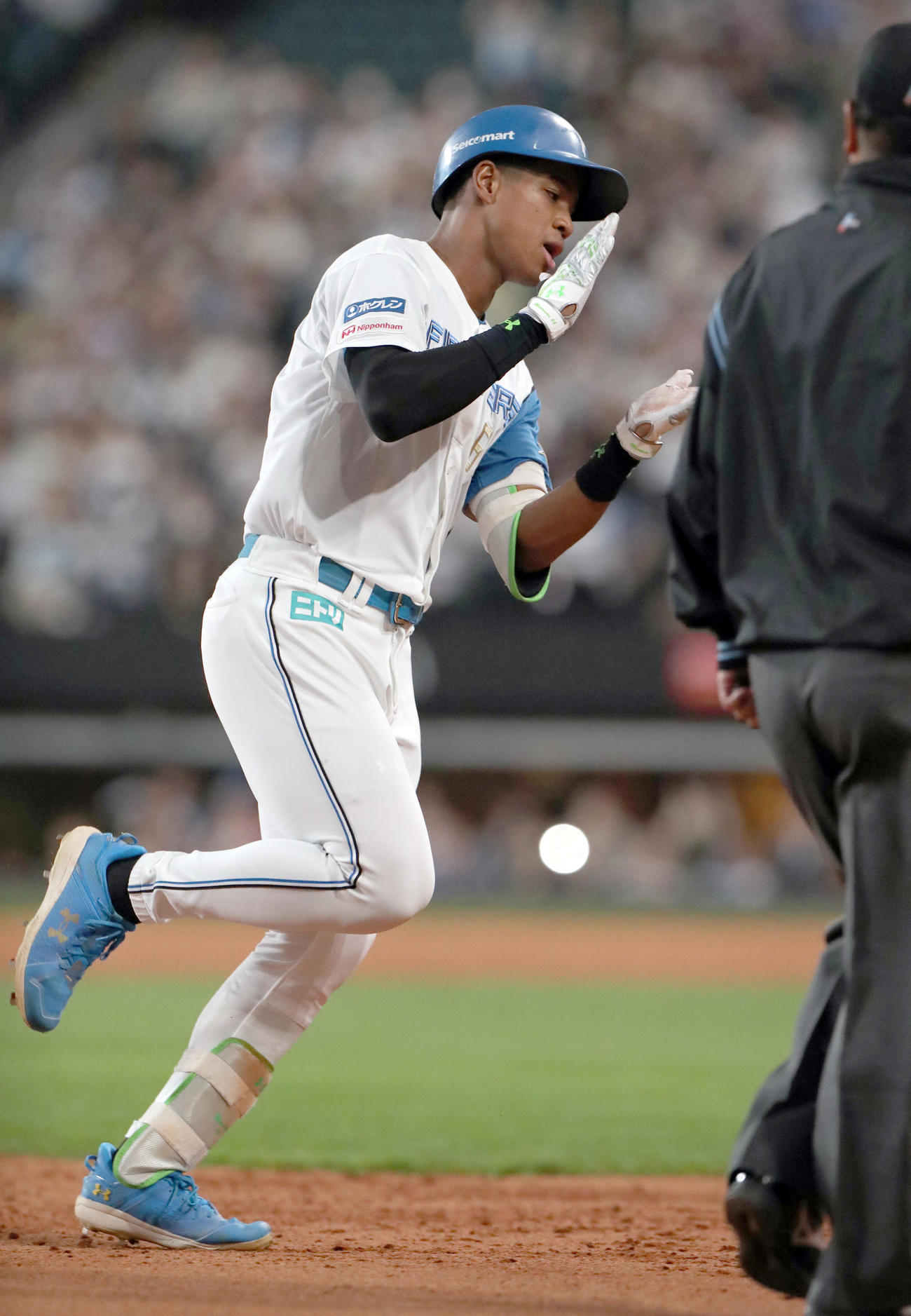 日本ハム対ソフトバンク　3回裏日本ハム2死一塁、万波は勝ち越しとなる左越え2点本塁打を放ち手をたたきながら三塁を回る（撮影・佐藤翔太）