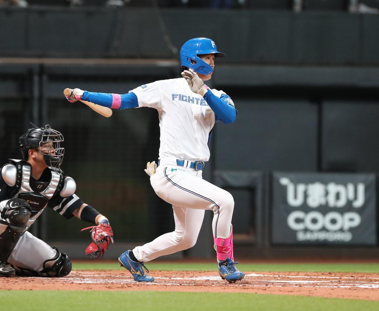 日本ハム対ソフトバンク　2回裏日本ハム無死、中前打を放つ加藤豪（撮影・黒川智章）