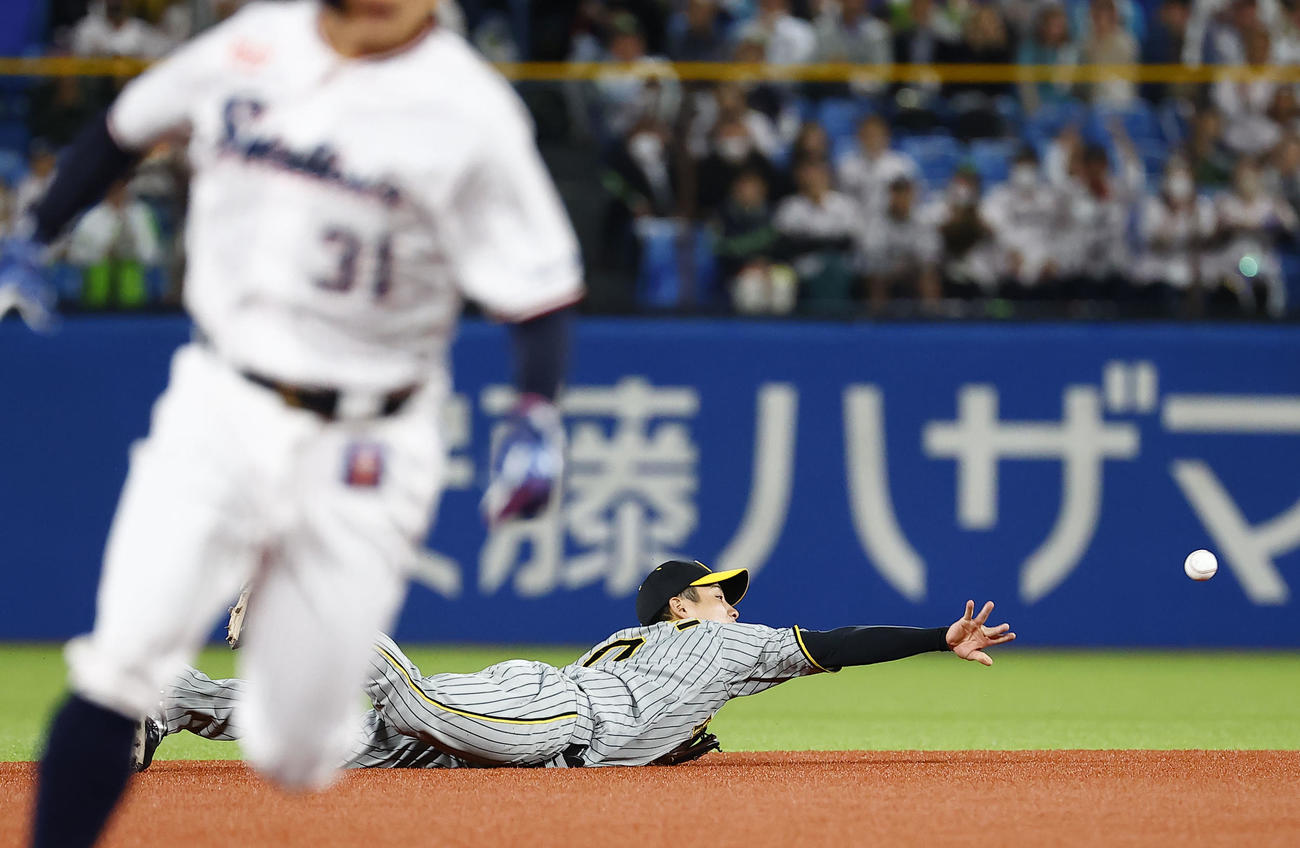 阪神対ヤクルト　6回裏ヤクルト1死一、二塁、塩見の打球に飛びつき、そのまま二塁へトスし封殺する阪神遊撃手の木浪（撮影・藤尾明華）