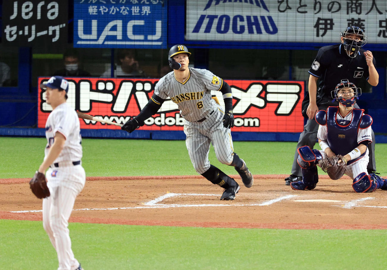 ヤクルト対阪神　10回表阪神2死満塁、佐藤輝は走者一掃の中越え適時二塁打を放つ（撮影・浅見桂子）