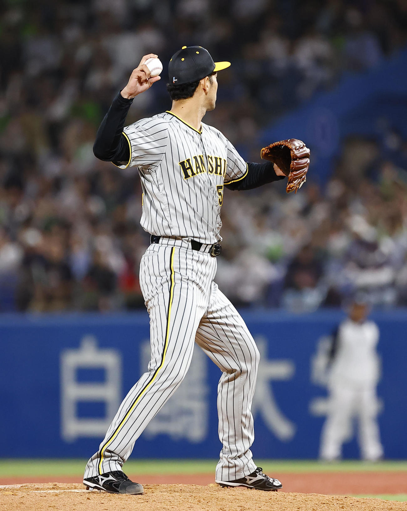 阪神対ヤクルト　8回裏ヤクルト2死一、三塁、打者塩見のときボークを取られ同点とされる阪神加治屋（撮影・藤尾明華）