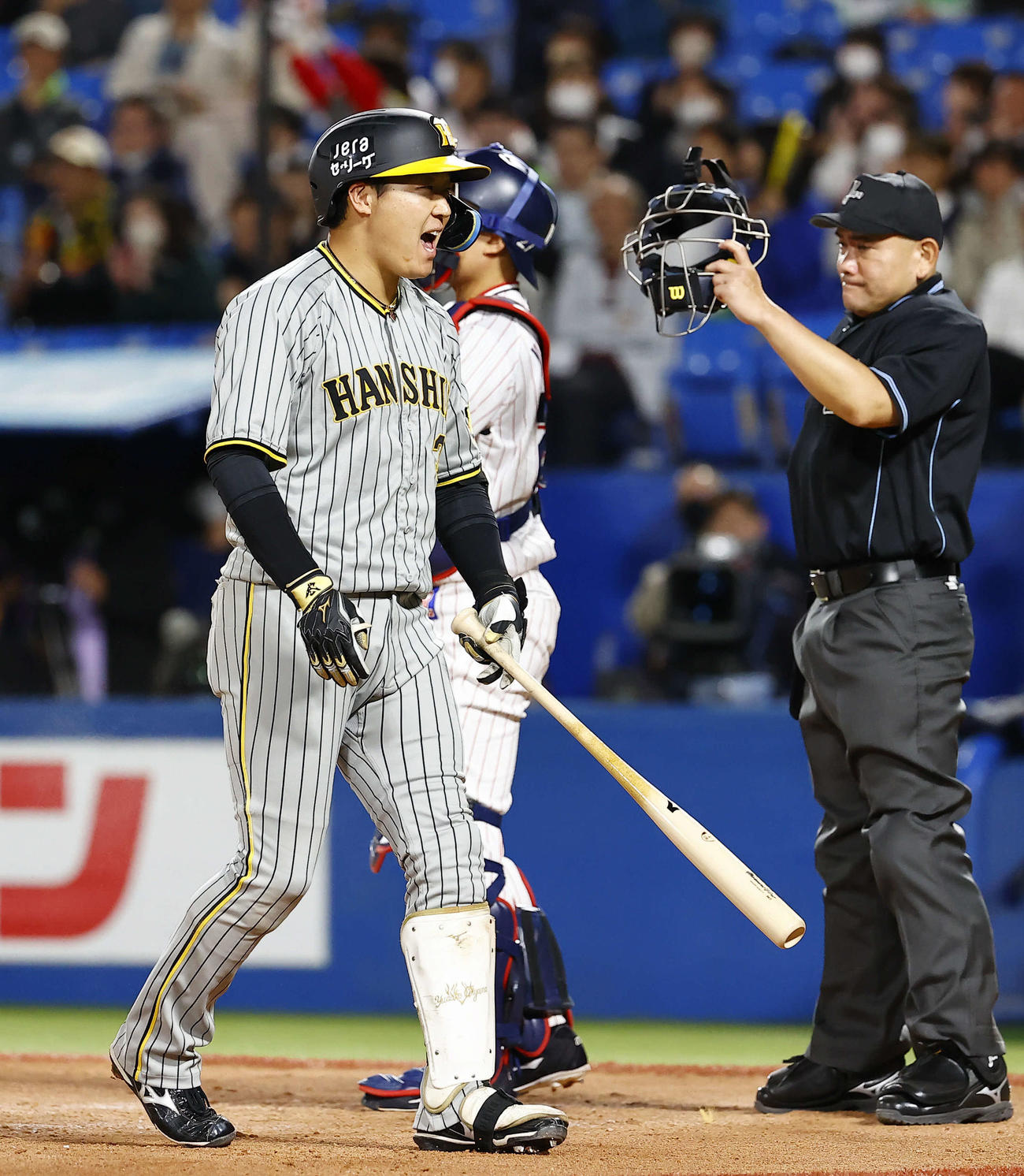 阪神対ヤクルト　10回表阪神2死満塁、押し出しの四球を選び雄たけびを上げる大山（撮影・藤尾明華）