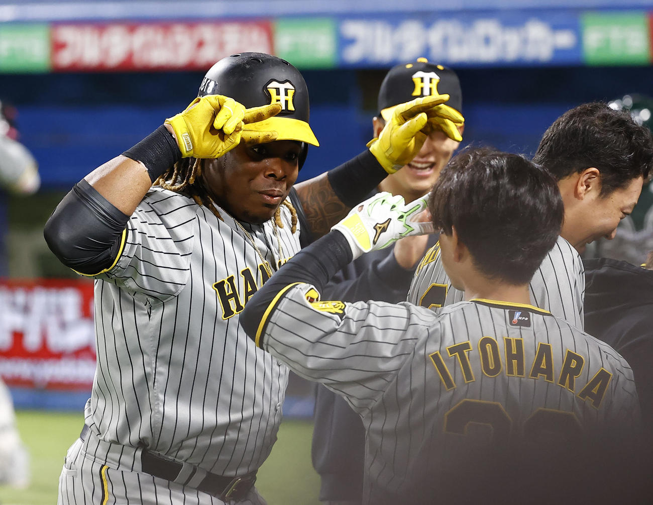阪神対ヤクルト　7回表阪神1死、左中間に同点打本塁打を放ちキャルポーズをとるミエセス（左端）（撮影・藤尾明華）