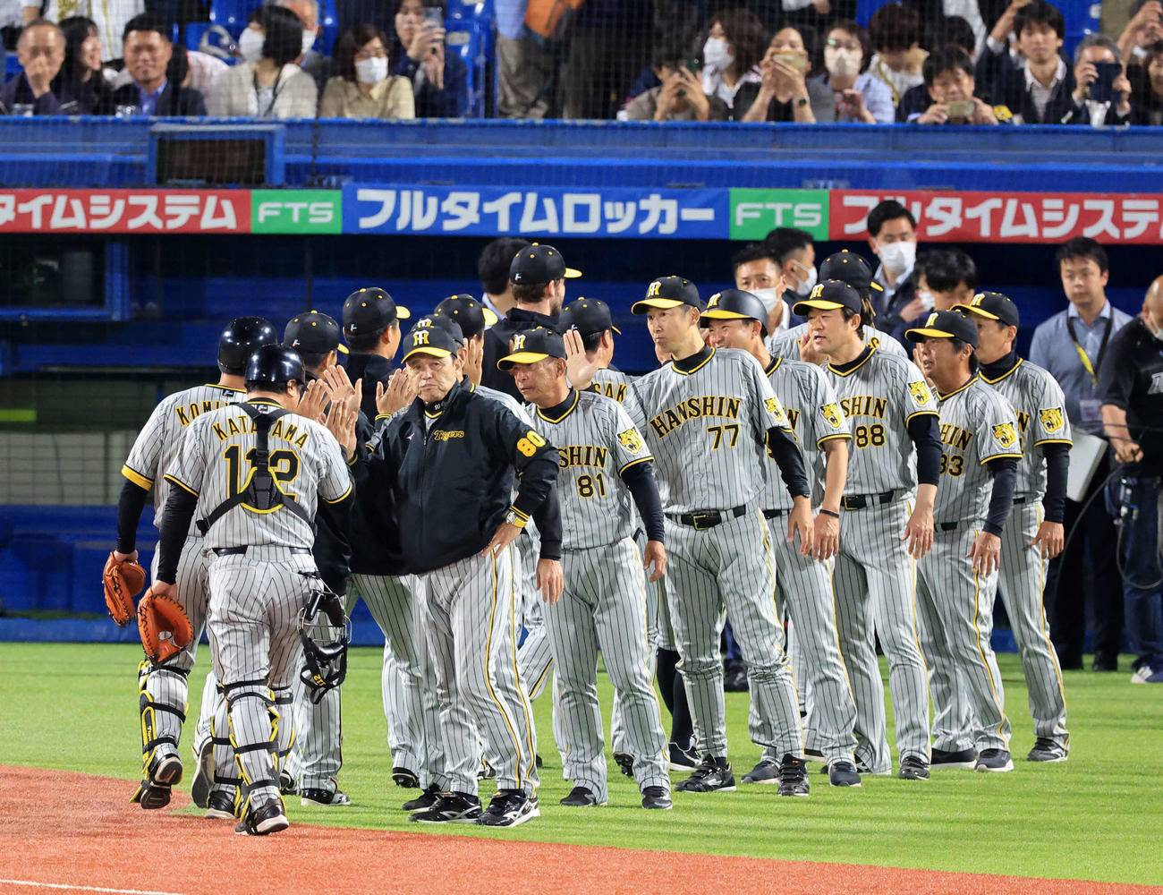 ヤクルト対阪神　5連勝し、ナインをハイタッチで迎える岡田監督（手前）（撮影・浅見桂子）