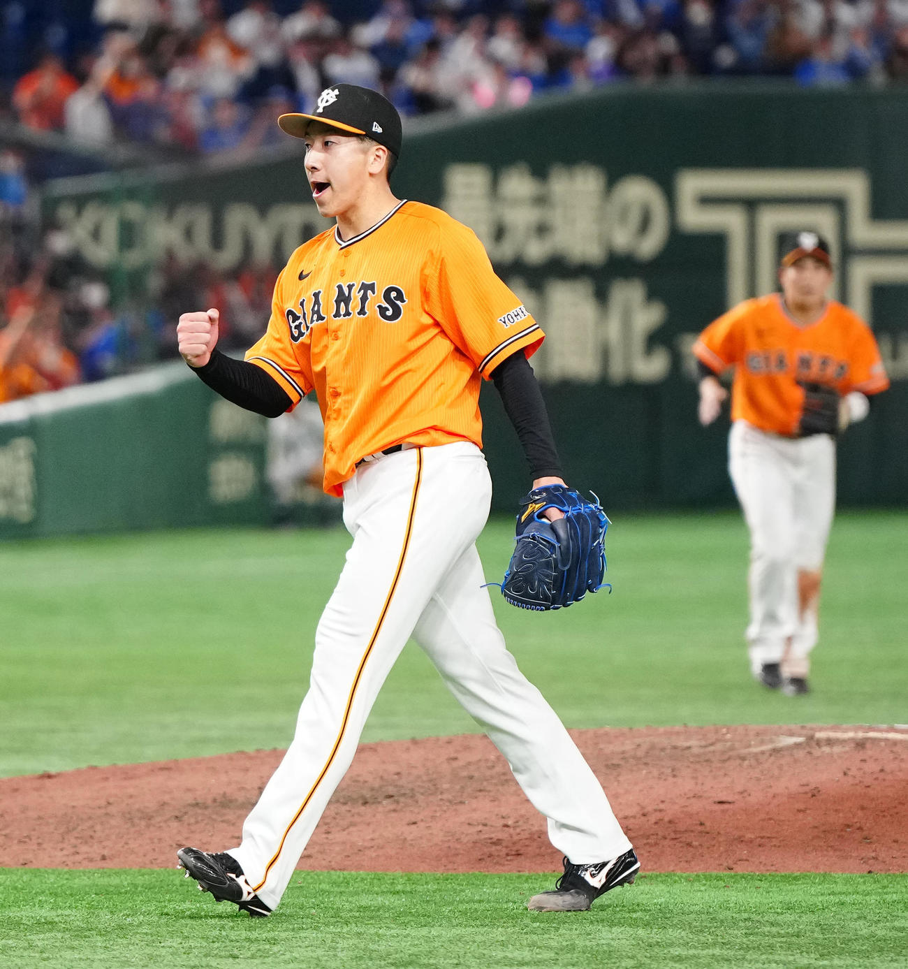 巨人対DeNA 9回表DeNA2死、楠本を遊ゴロに仕留め、ガッツポーズを見せる大勢（撮影・江口和貴）