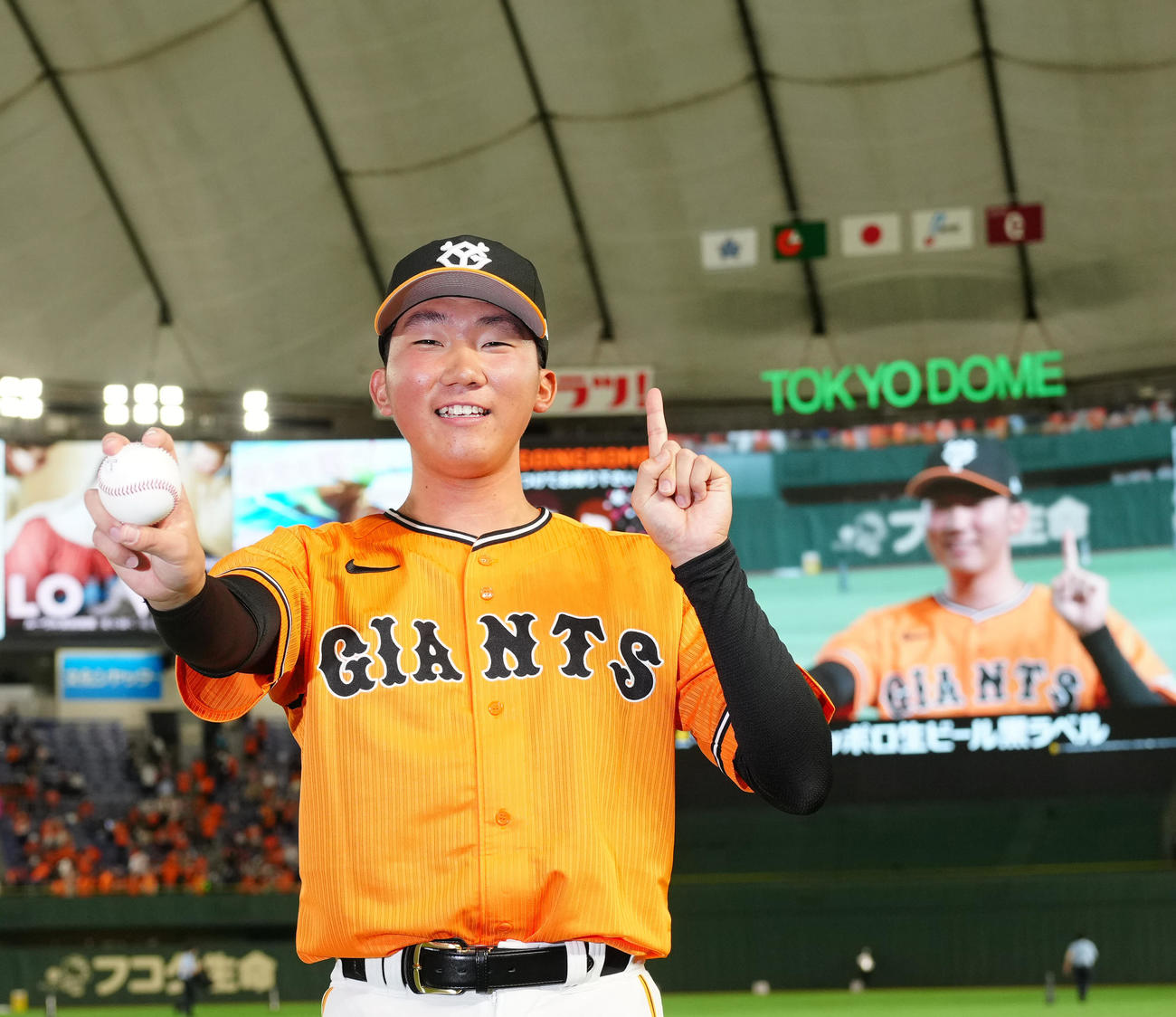 巨人対DeNA　プロ初勝利を挙げ笑顔で「1ポーズ」の巨人田中千（撮影・江口和貴）