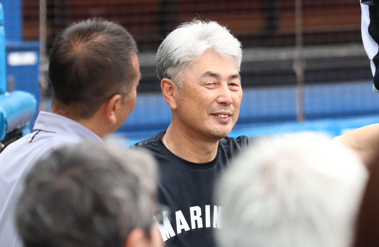 選手たちの練習を笑顔で見つめるロッテ吉井監督（撮影・村山玄）