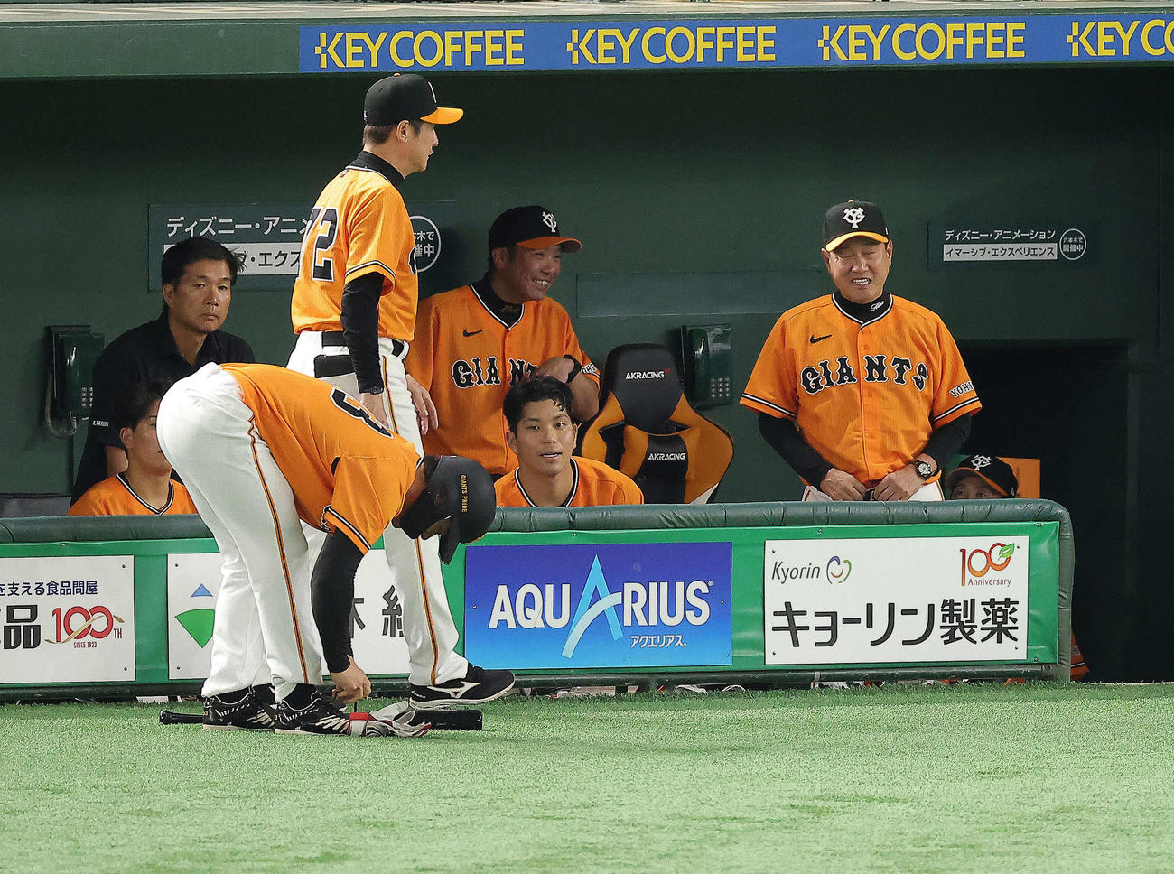 巨人対DeNA 7回裏巨人2死、打席に入る準備をする高梨（左）（撮影・河田真司）