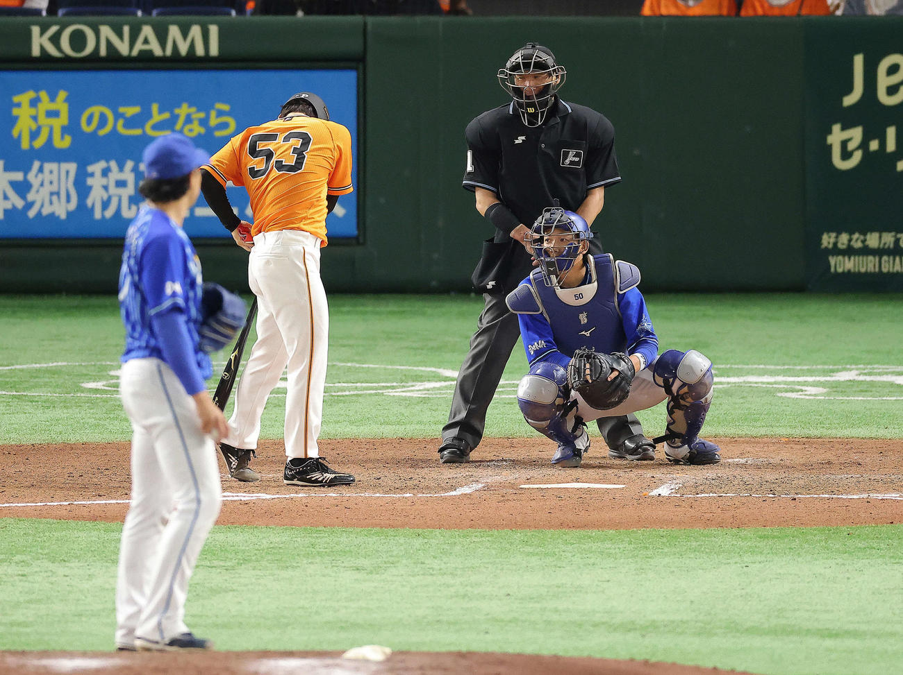 巨人対DeNA 7回裏巨人2死、打席でもたつく高梨（撮影・河田真司）