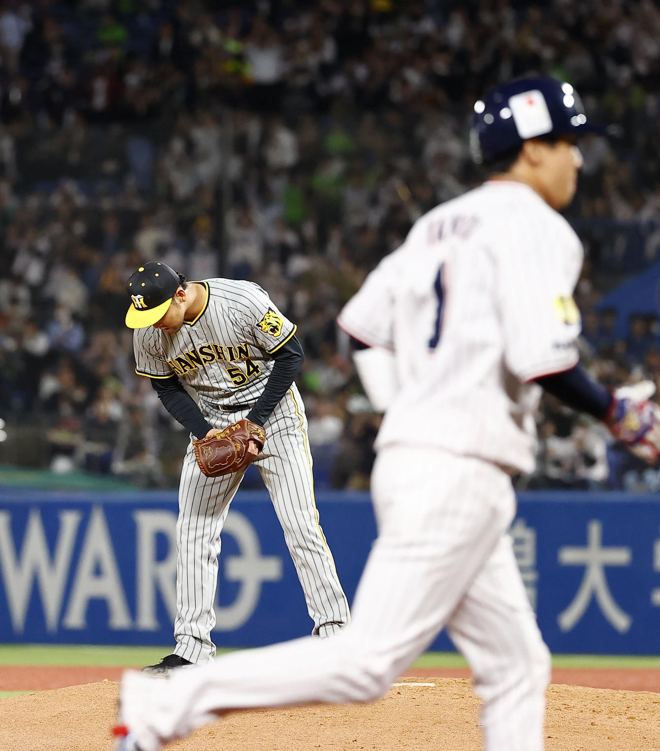 阪神対ヤクルト　8回裏ヤクルト2死一、三塁、打者塩見のときボークを取られ、山田（右）の生還を許し同点とされる阪神加治屋（撮影・藤尾明華）