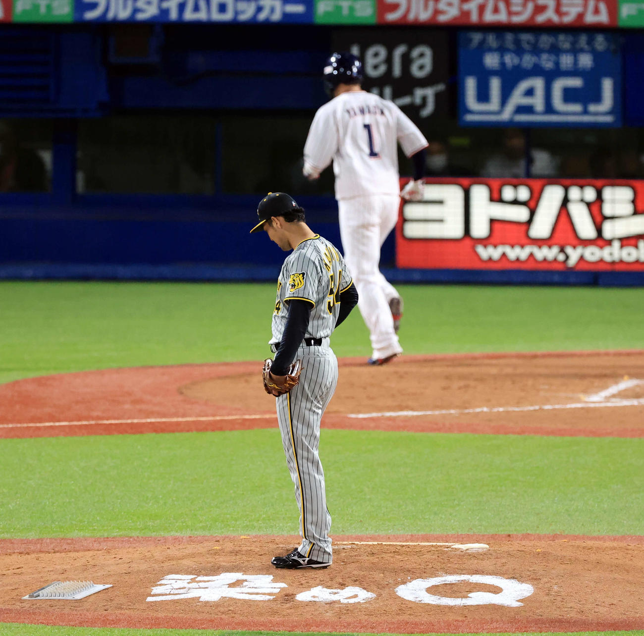 ヤクルト対阪神　8回裏ヤクルト2死一、三塁、加治屋はボークを取られ同点にする。奥は山田（撮影・浅見桂子）