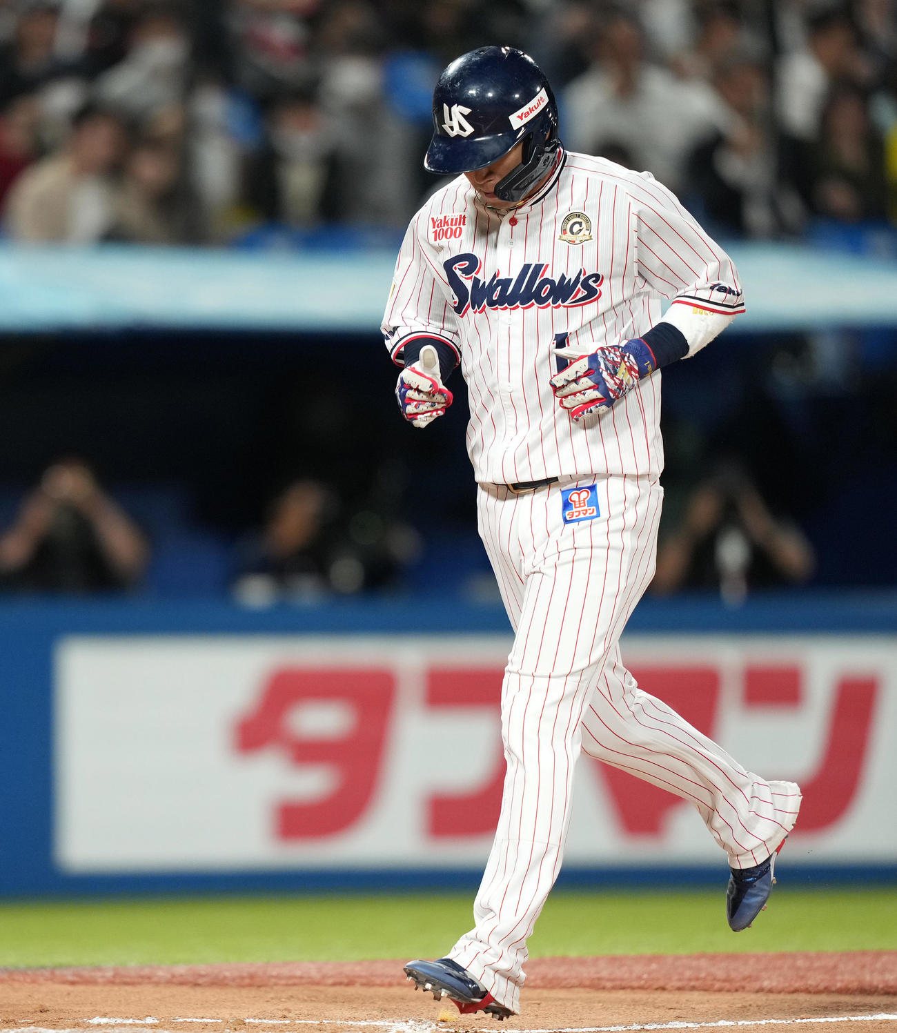 ヤクルト対阪神　8回裏ヤクルト2死一、三塁、打者塩見の時、ボークで生還する三塁走者山田（撮影・鈴木みどり）