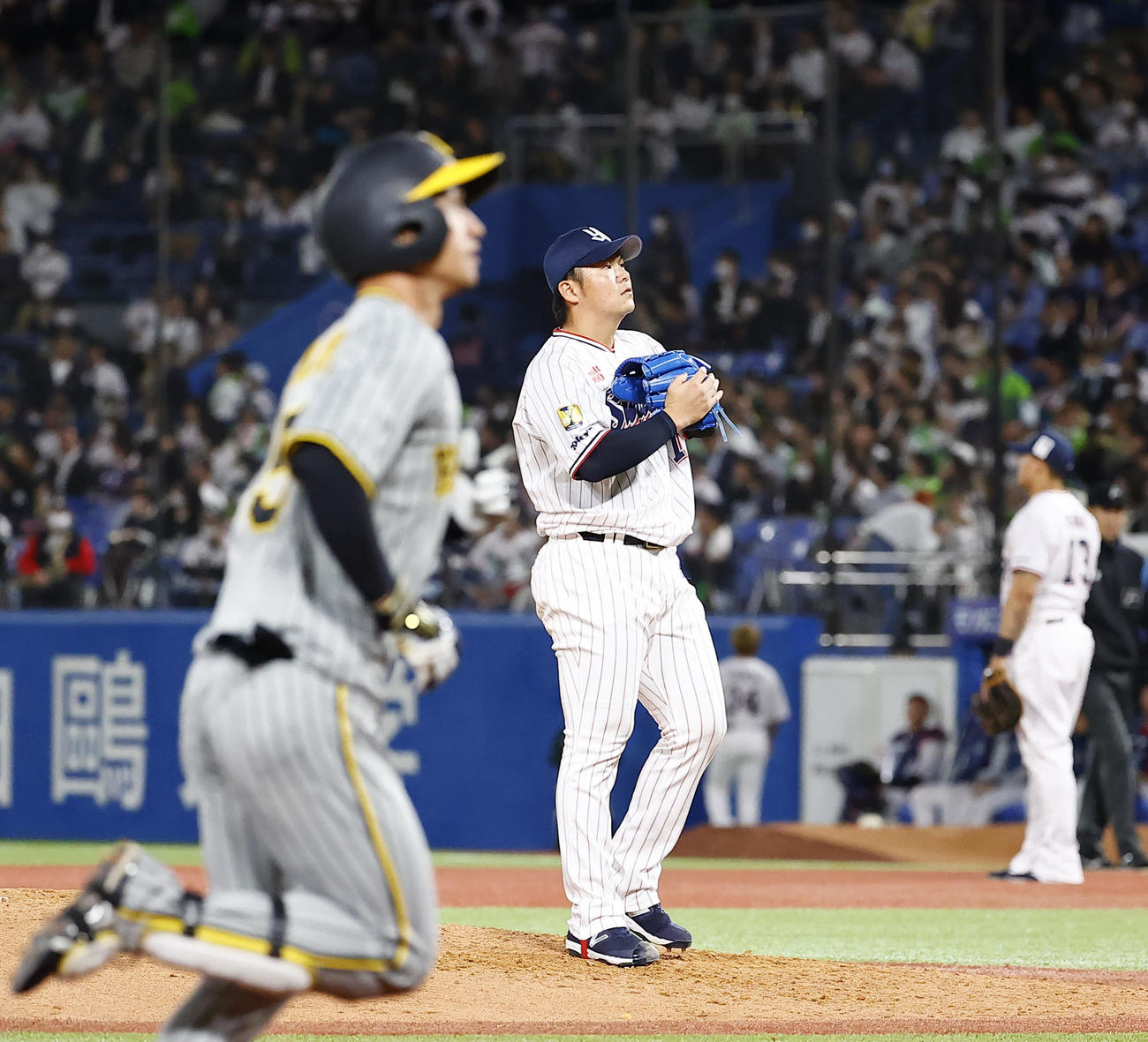 阪神対ヤクルト　8回表阪神無死、近本（左）に勝ち越し本塁打を許したヤクルト清水（中央）（撮影・藤尾明華）