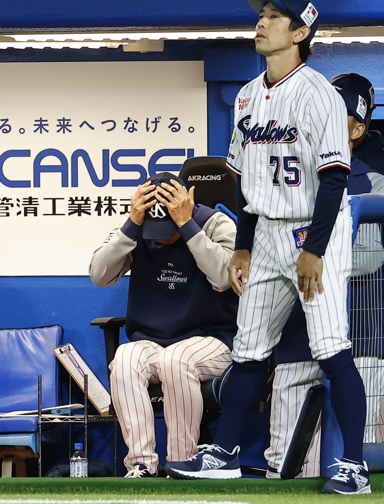 阪神対ヤクルト　10回表阪神2死満塁、押し出しの四球で勝ち越しを許し、ベンチで頭を抱えるヤクルト高津監督（撮影・藤尾明華）