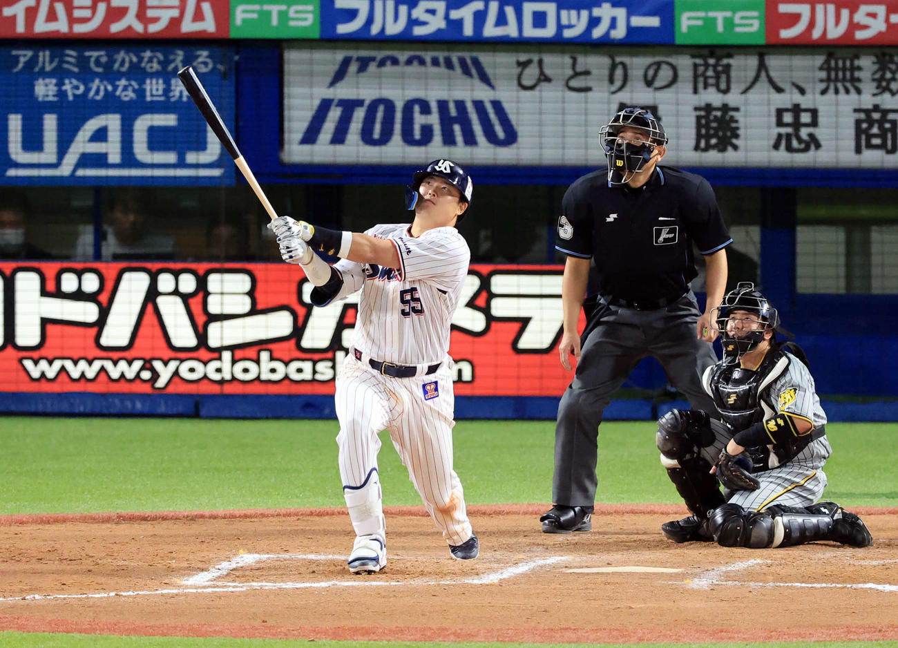 ヤクルト対阪神　10回裏ヤクルト2死、村上は右越えソロ本塁打を放つ（撮影・浅見桂子）
