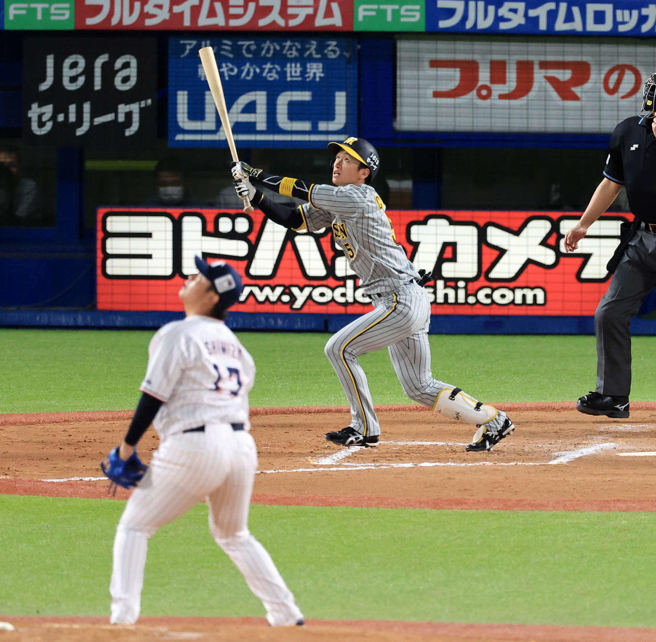 ヤクルト対阪神　8回表阪神無死、近本は右越え勝ち越しソロ本塁打を放つ。投手清水（撮影・浅見桂子）