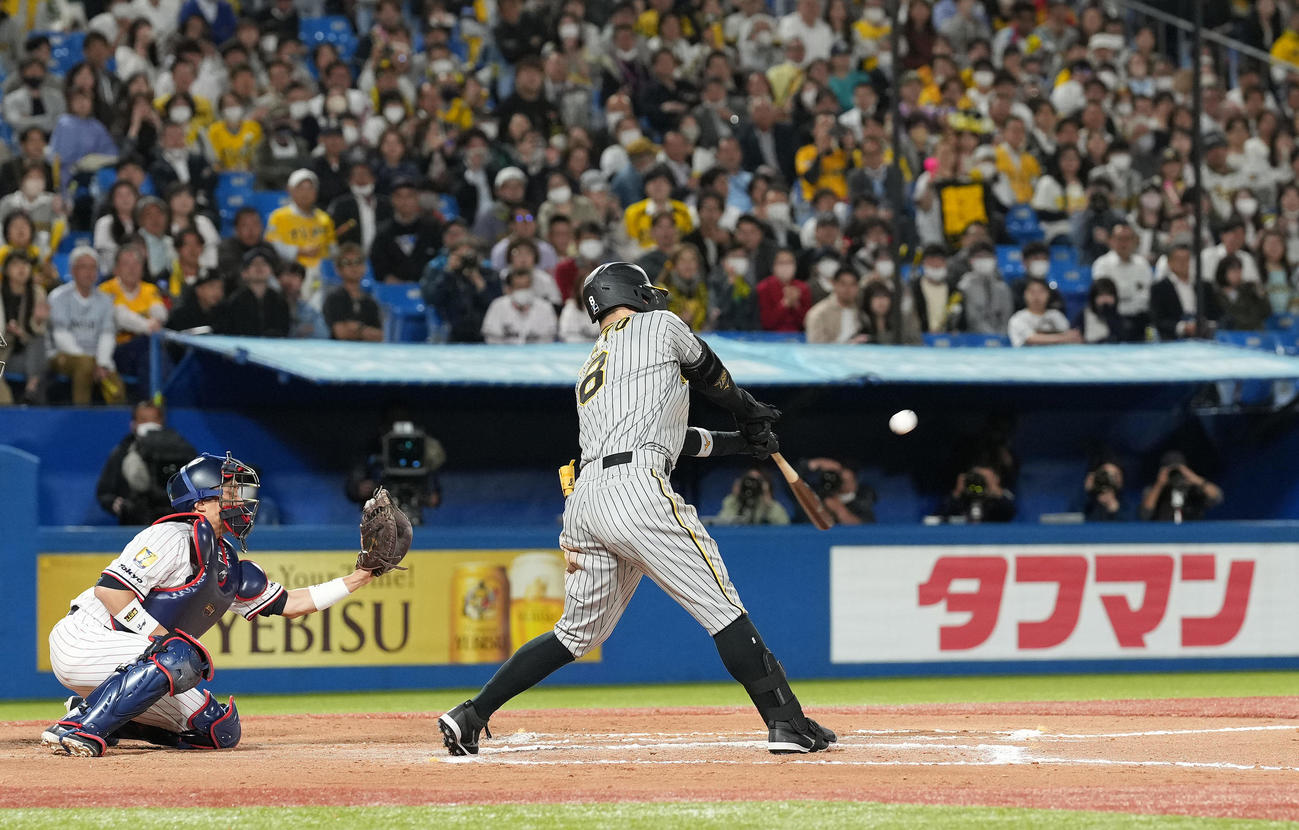 ヤクルト対阪神　10回表阪神2死満塁、中3点適時二塁打を放つ佐藤輝（撮影・鈴木みどり）