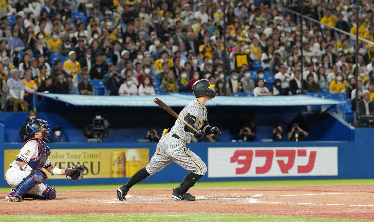 ヤクルト対阪神　10回表阪神2死満塁、中3点適時二塁打を放つ佐藤輝（撮影・鈴木みどり）