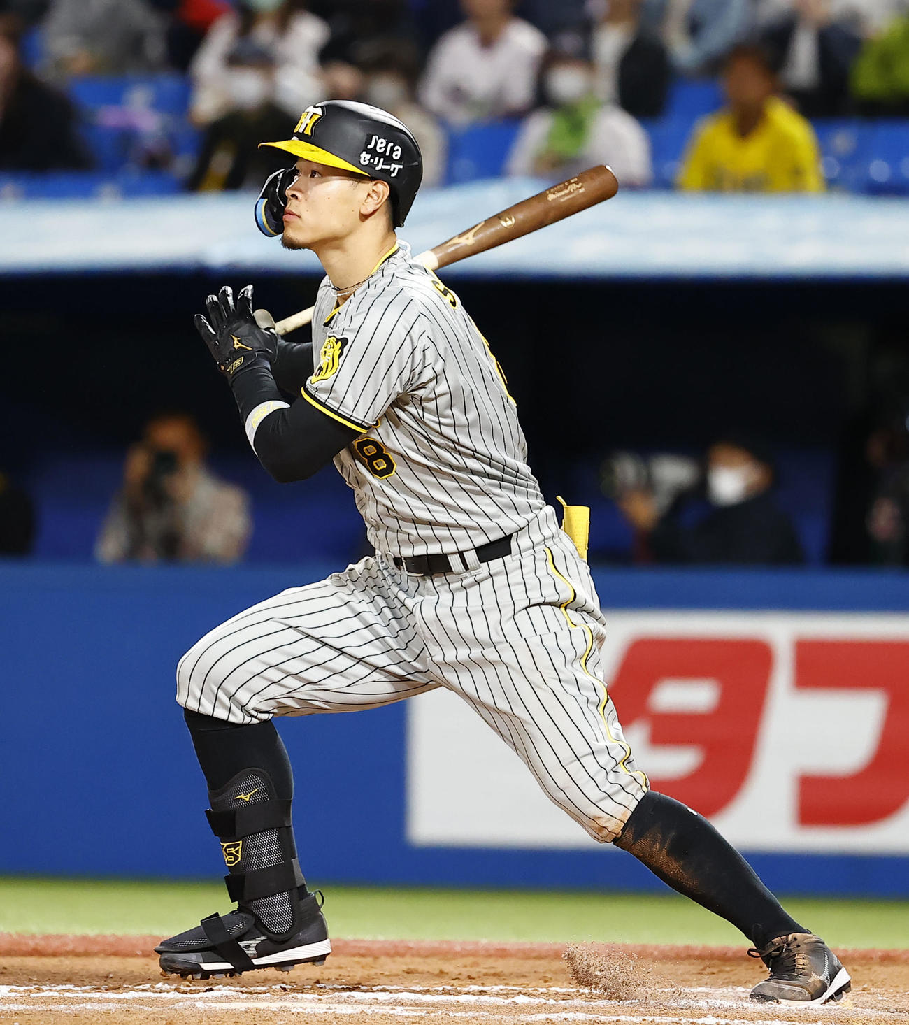 阪神対ヤクルト　10回表阪神2死満塁、佐藤輝が走者一掃の適時二塁打を放つ（撮影・藤尾明華）