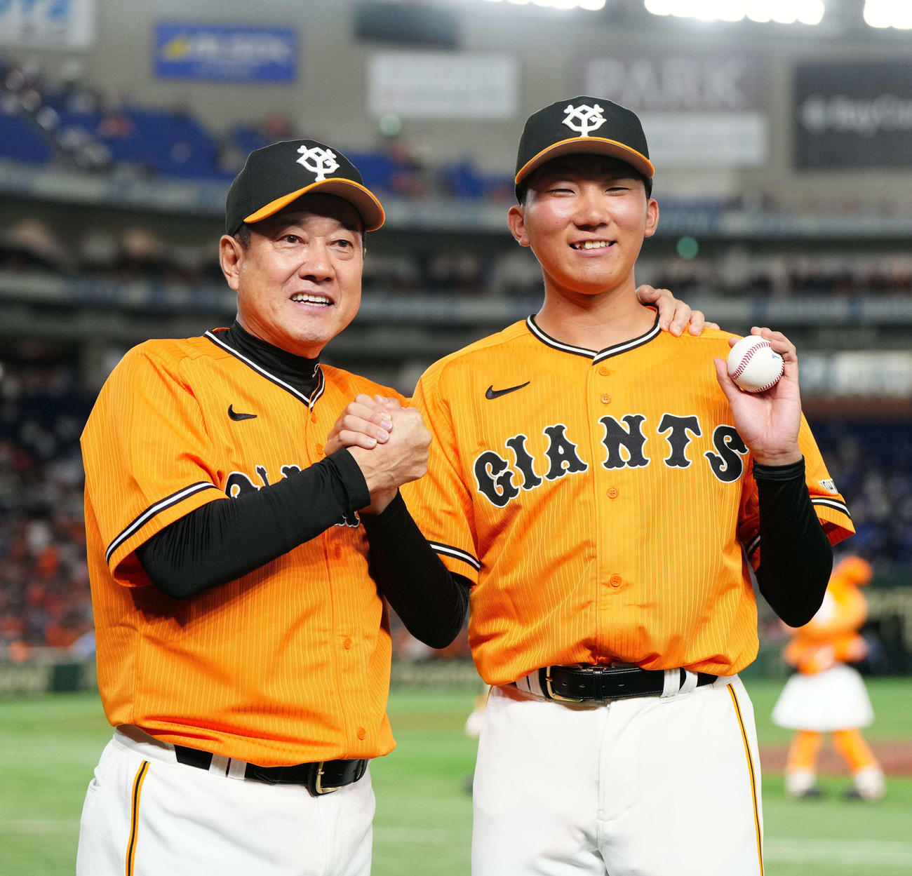 巨人対DeNA　プロ初勝利を挙げた巨人田中千（右）は原監督と記念撮影（撮影・江口和貴）