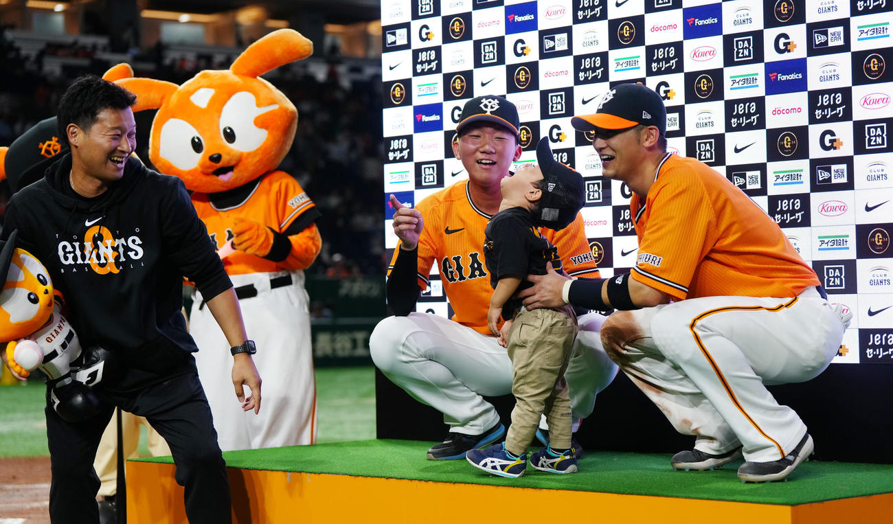 巨人対DeNA　試合後、ファンとの記念撮影で泣いた男の子を気遣う巨人田中千（右から3人目）と吉川（右）（撮影・江口和貴）