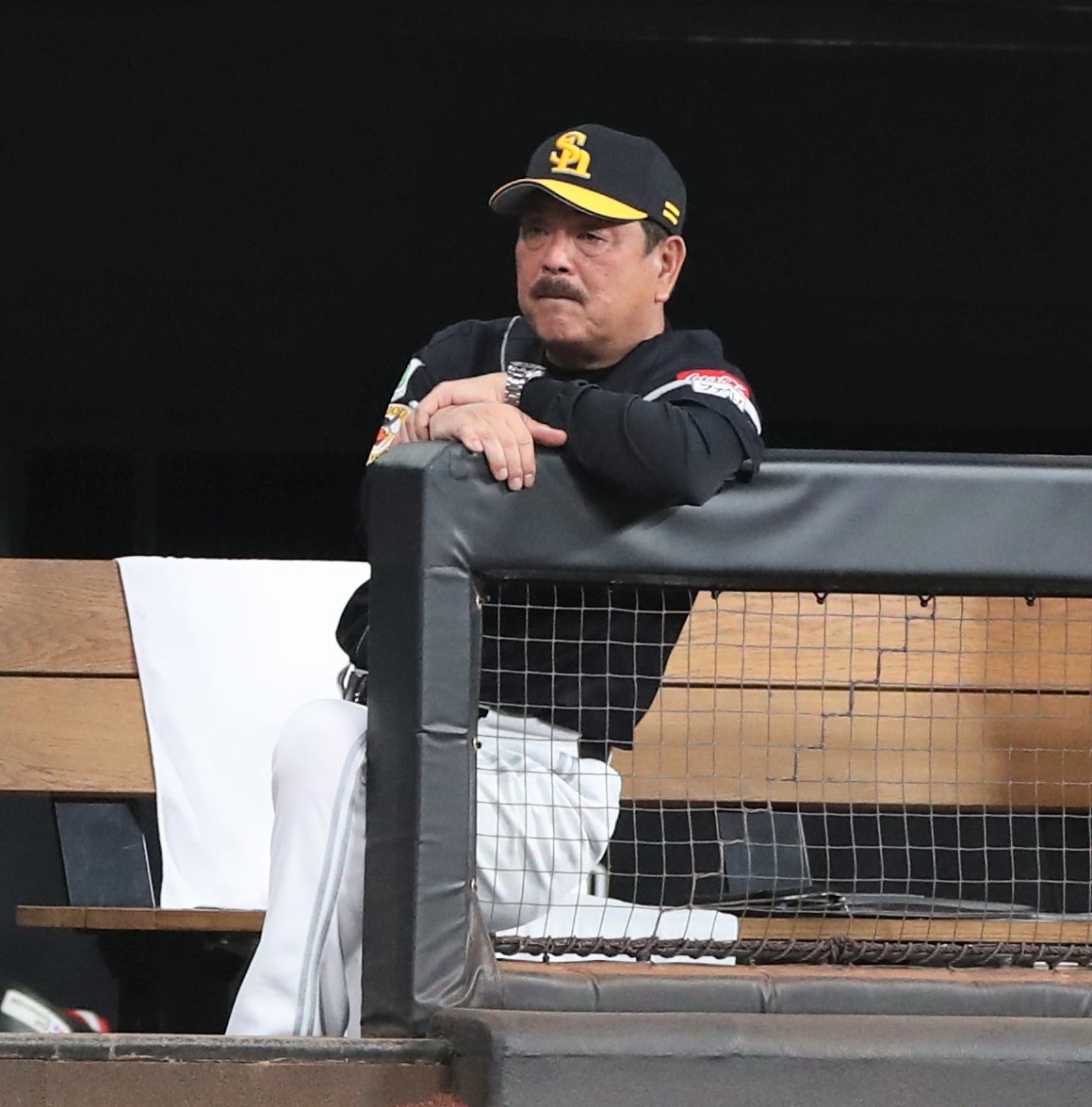 日本ハム対ソフトバンク　ベンチで渋い表情の藤本博史監督（撮影・黒川智章）