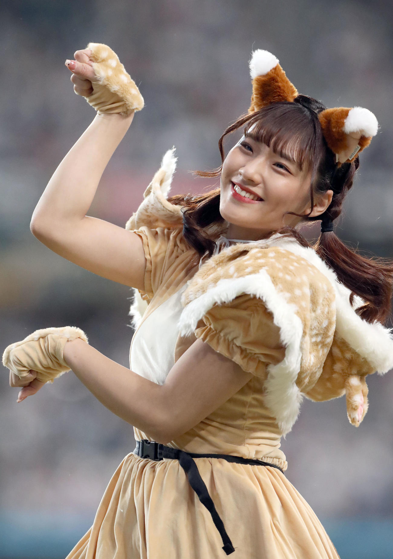 日本ハム対ソフトバンク　「きつねダンス」を踊るファイターズガールの工藤彩音さん（撮影・佐藤翔太）