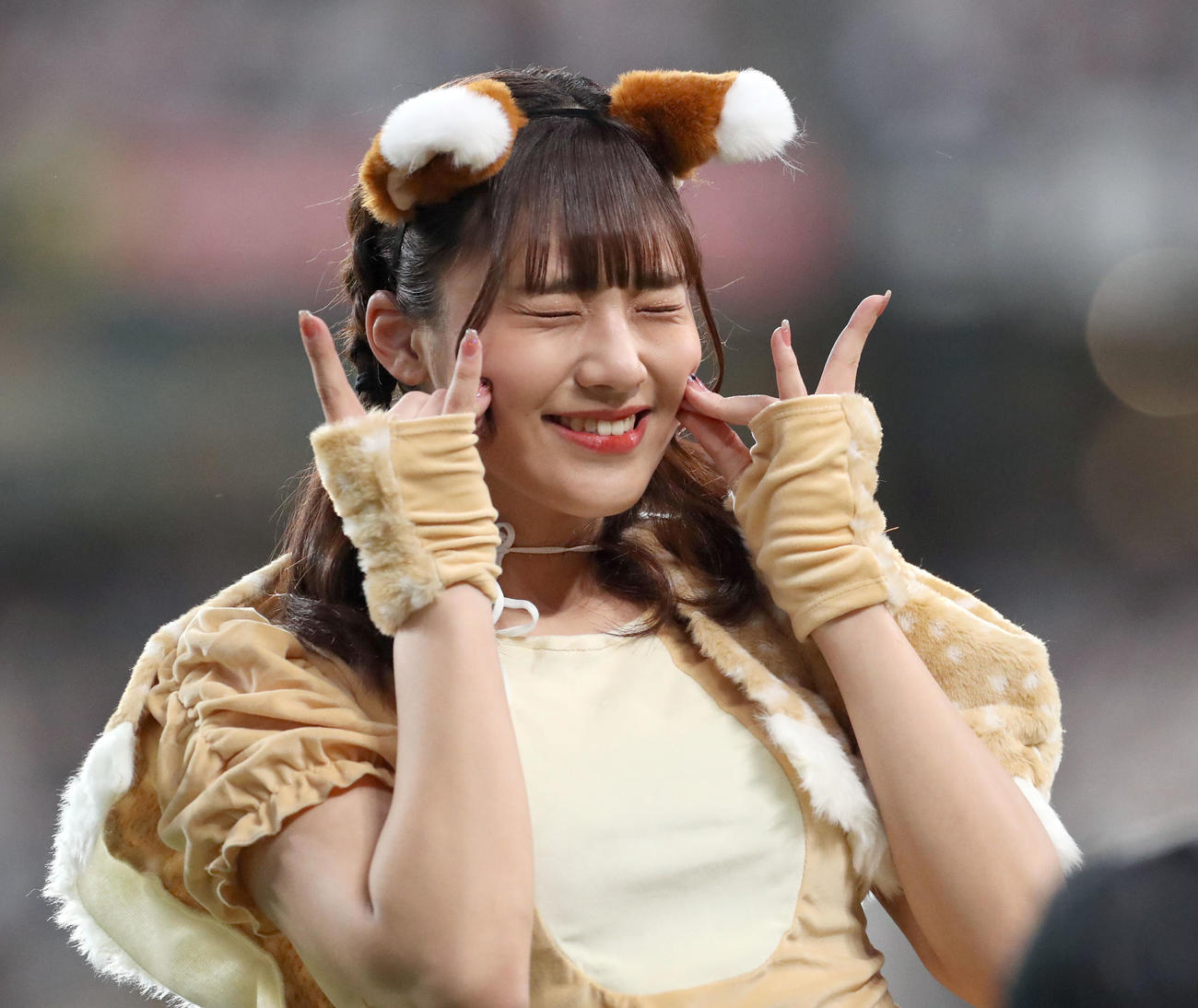 日本ハム対ソフトバンク　「きつねダンス」を踊るファイターズガールの工藤彩音さん（撮影・佐藤翔太）
