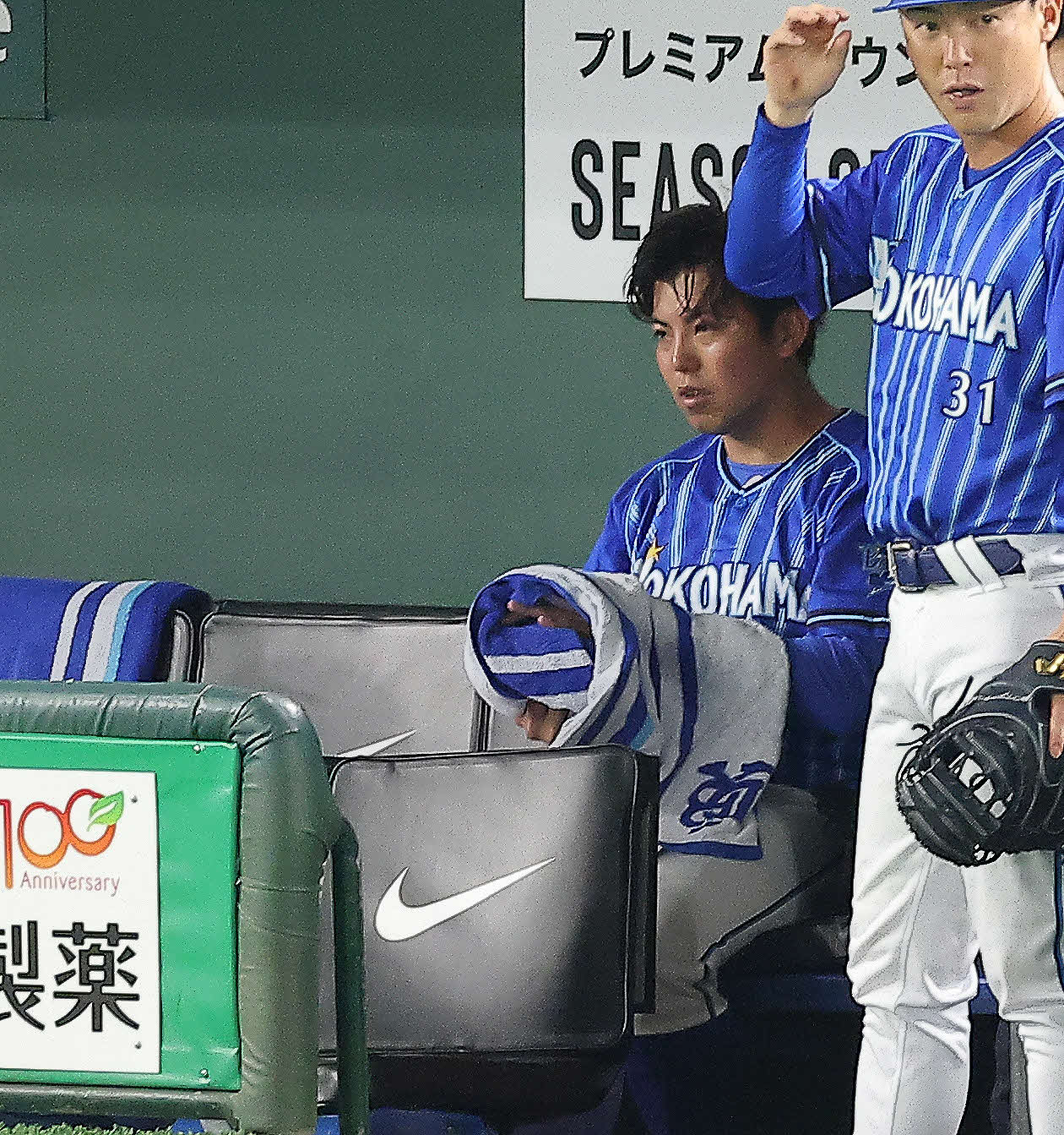 巨人対DeNA 6回裏巨人2死二塁、降板となり、ベンチに下がり浮かない表情を見せる東（撮影・河田真司）