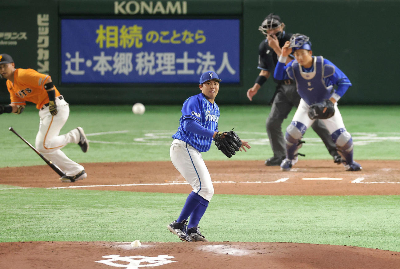 巨人対DeNA 6回裏巨人2死二塁、吉川に適時二塁打を浴びる東（撮影・河田真司）