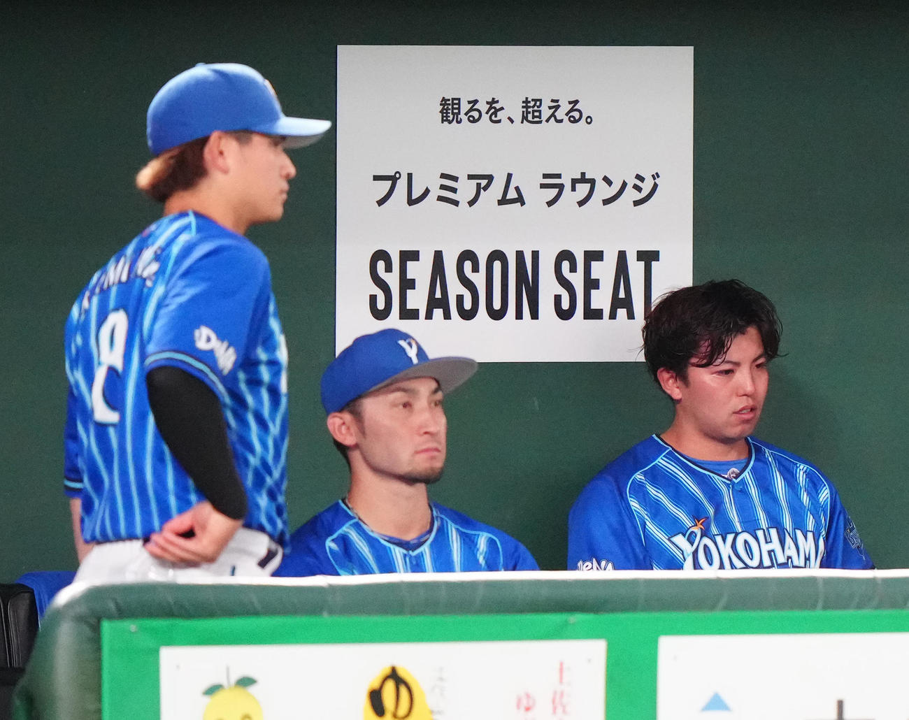 巨人対DeNA 6回裏、降板し、ベンチで厳しい表情のDeNA先発東（右）（撮影・江口和貴）
