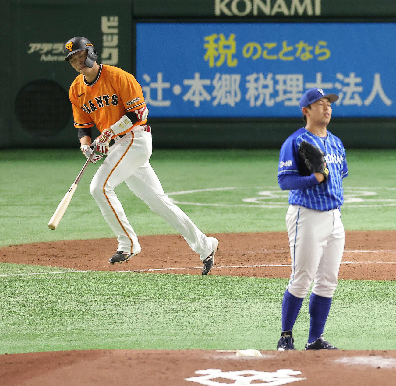 巨人対DeNA 3回裏巨人無死、左前打を放つ坂本。投手東（撮影・河田真司）