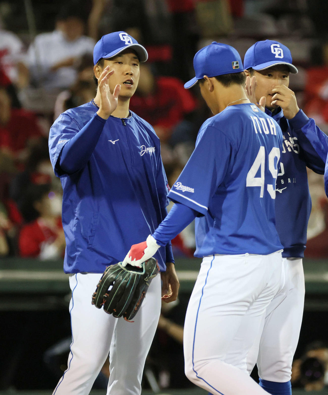 広島対中日　広島に快勝したナインを迎える今季初勝利の中日柳（左）（撮影・加藤孝規）