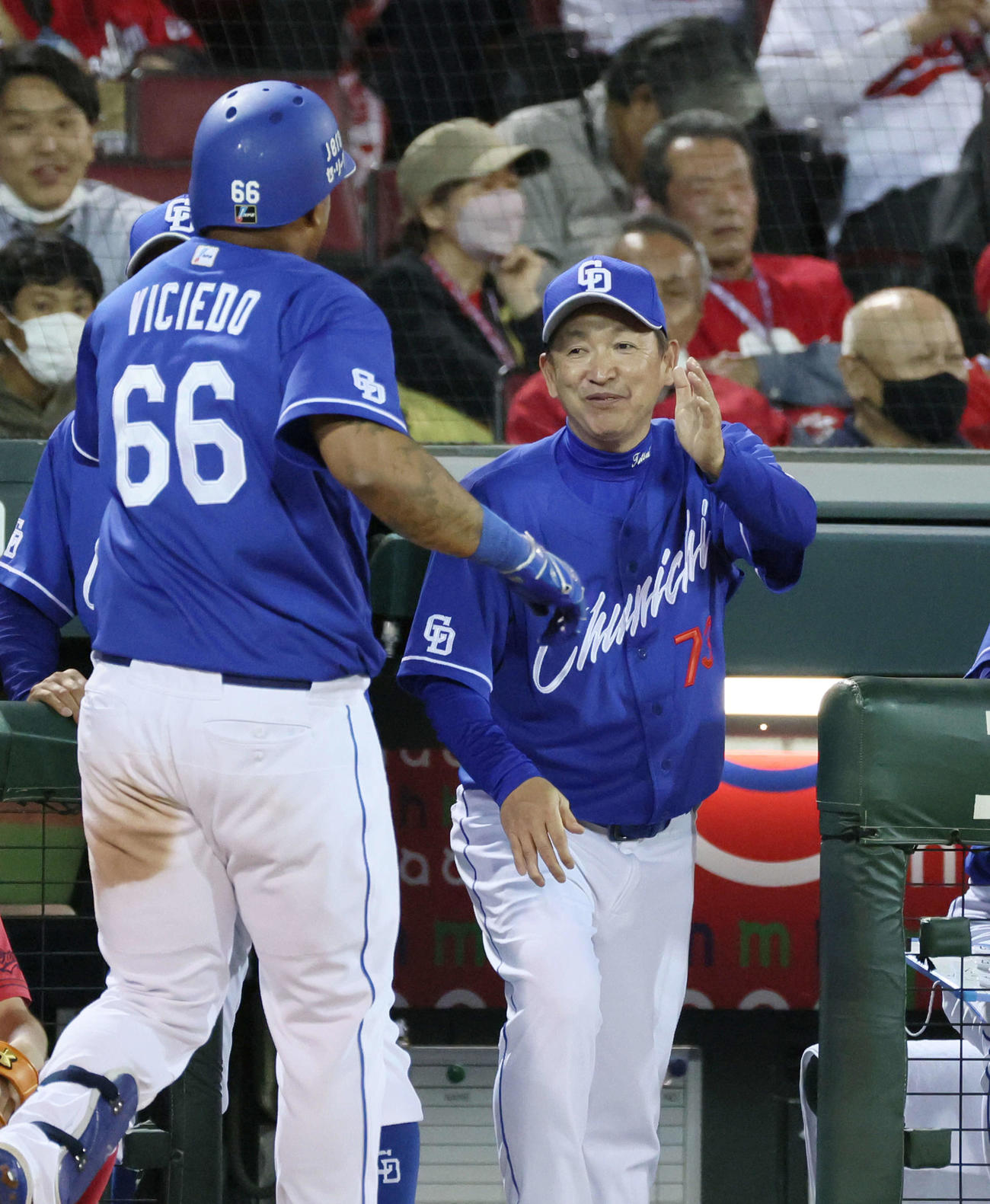 広島対中日　7回表中日1死一、二塁、ビシエド（右）は左越え3点本塁打を放ち、立浪監督に迎えられる（撮影・加藤孝規）