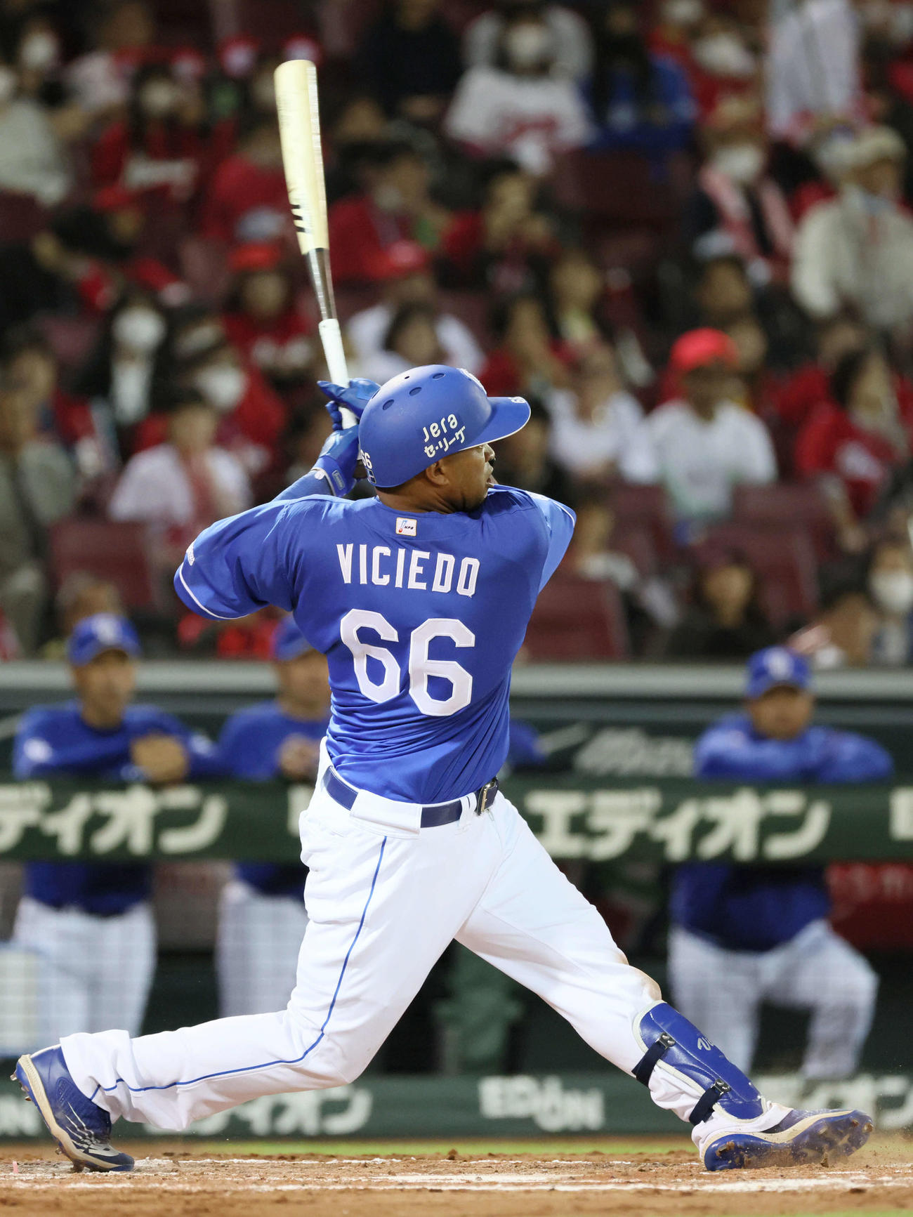 広島対中日　7回表中日1死一、二塁、ビシエドは左越え3点本塁打を放つ（撮影・加藤孝規）