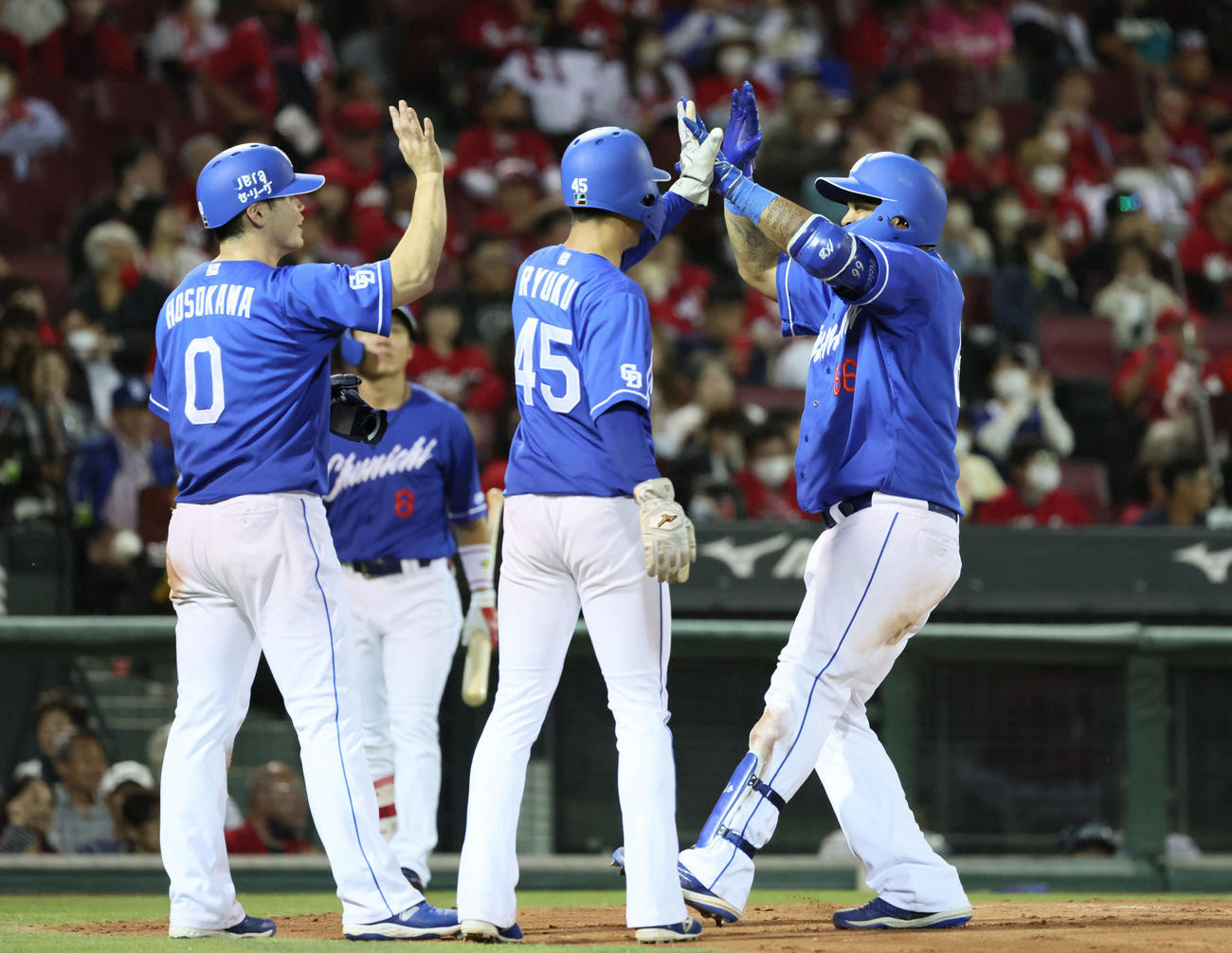 広島対中日　7回表中日1死一、二塁、ビシエド（右）は左越え3点本塁打を放ち、ナインに迎えられる（撮影・加藤孝規）