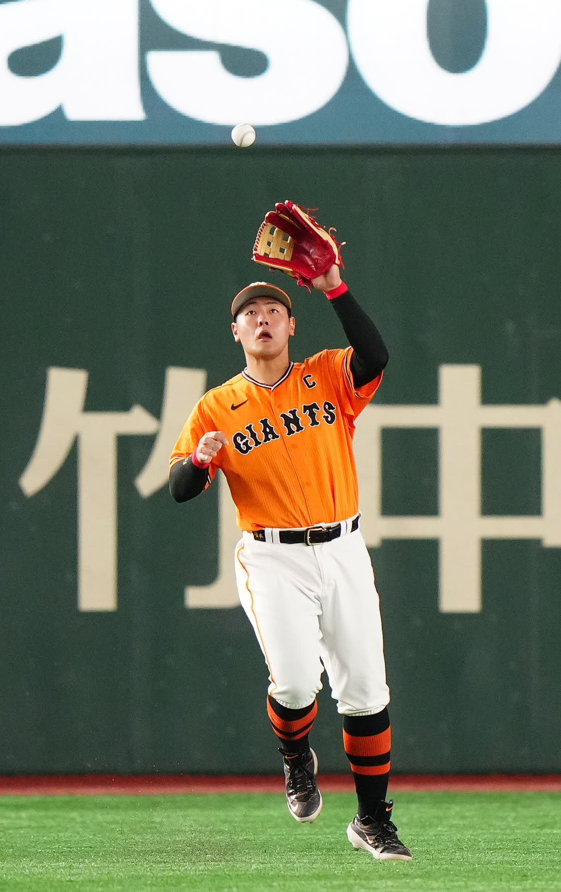 巨人対DeNA 5回表DeNA無死、佐野の左前打となった打球を処理する左翼手岡本和（撮影・江口和貴）
