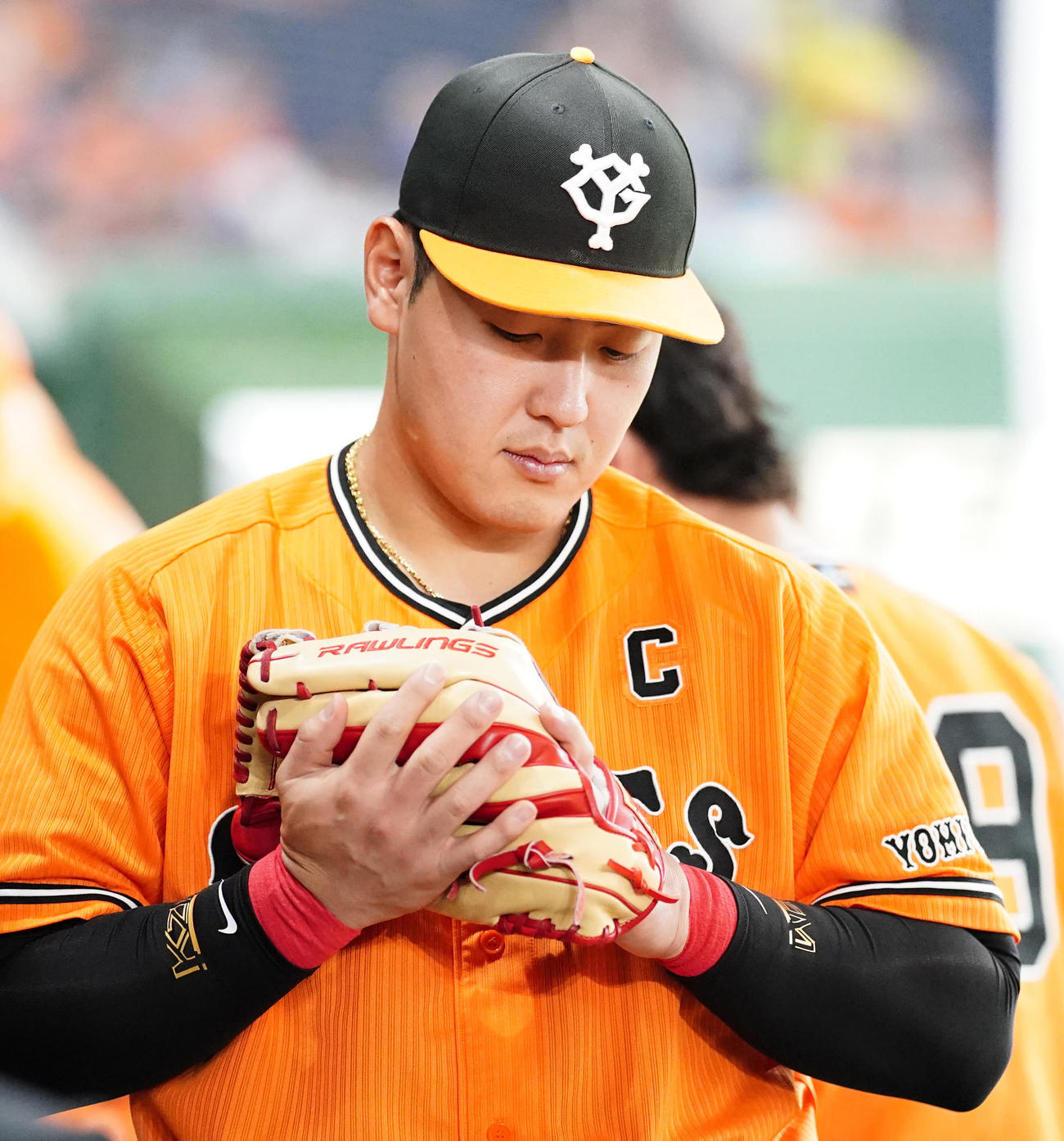 巨人対DeNA　試合前、ベンチでグラブを手にする巨人岡本和（撮影・江口和貴）