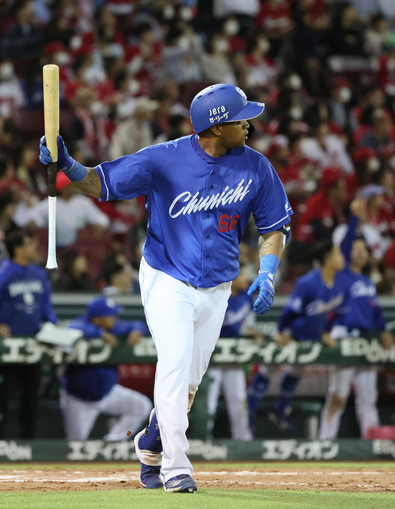 広島対中日　7回表中日1死一、二塁、ビシエドは左越え3点本塁打を放つ（撮影・加藤孝規）