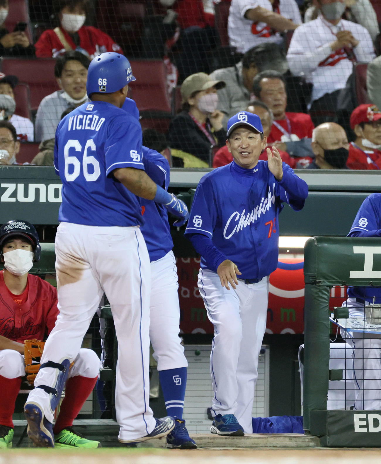 広島対中日　7回表中日1死一、二塁、ビシエド（右）は左越え3点本塁打を放ち、立浪監督に迎えられる（撮影・加藤孝規）