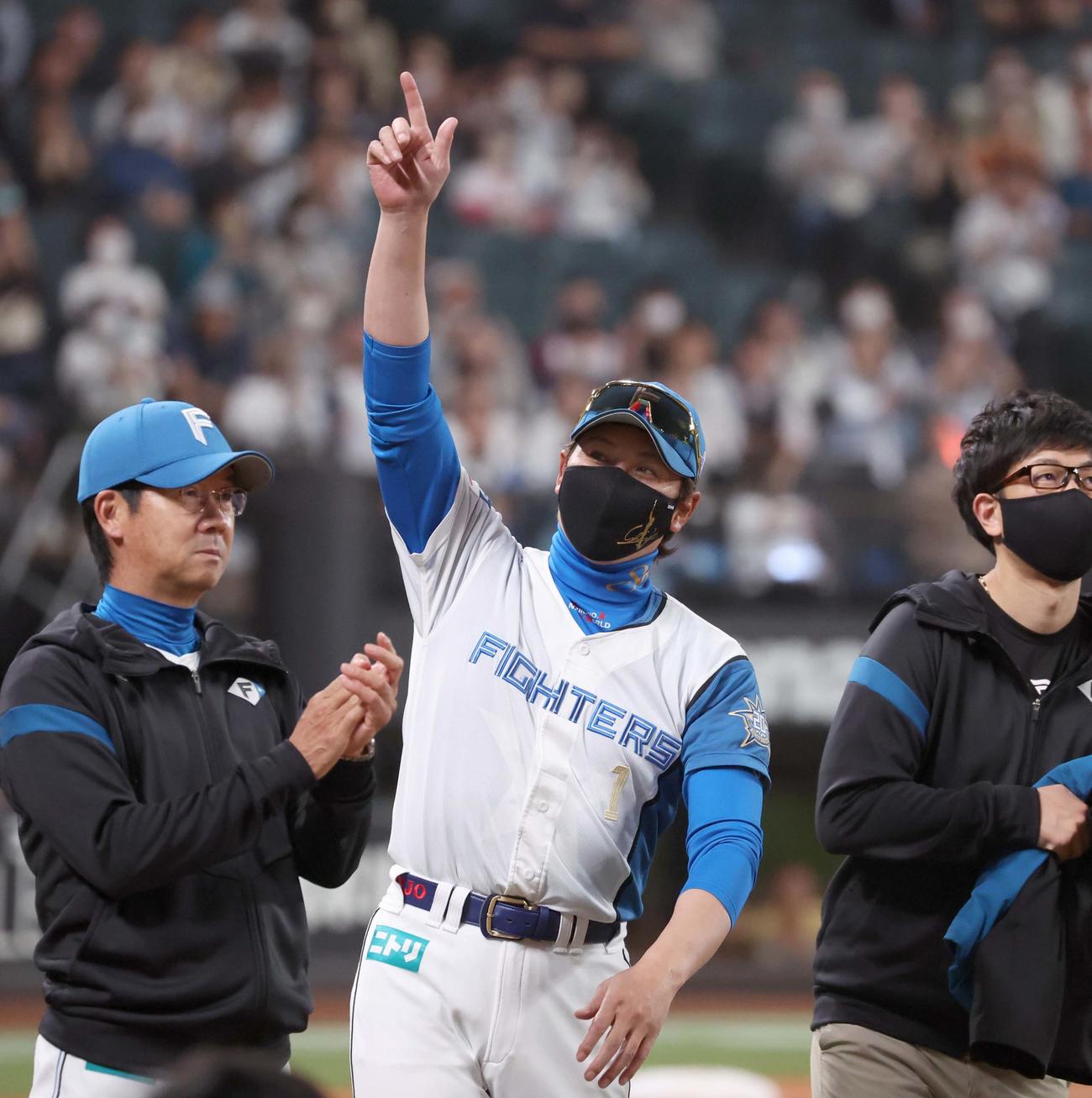 日本ハム対ソフトバンク　連敗を止めポーズをとる新庄監督（撮影・黒川智章）