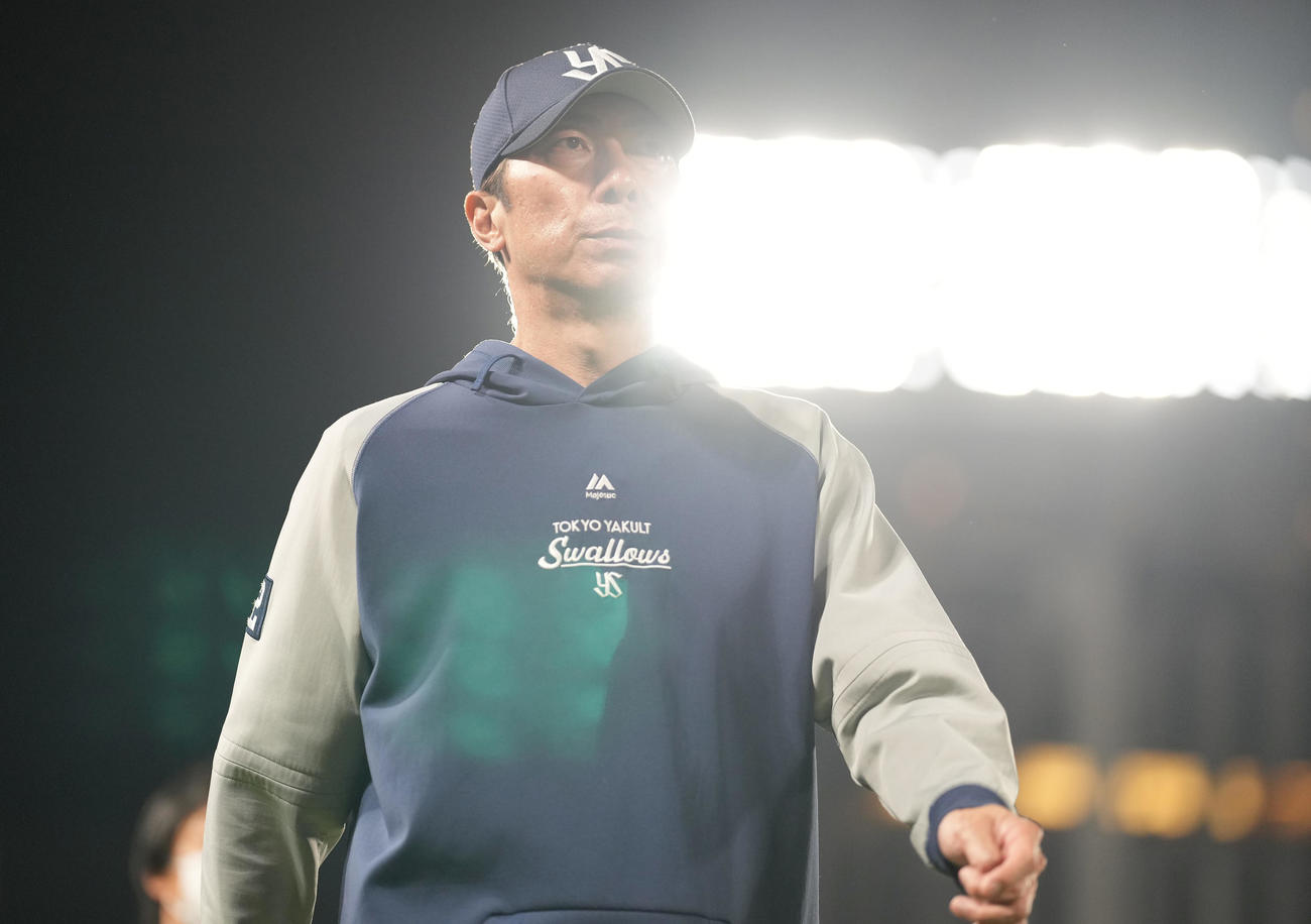 ヤクルト対阪神　7連敗を喫し、引き揚げるヤクルト高津監督（撮影・鈴木みどり）